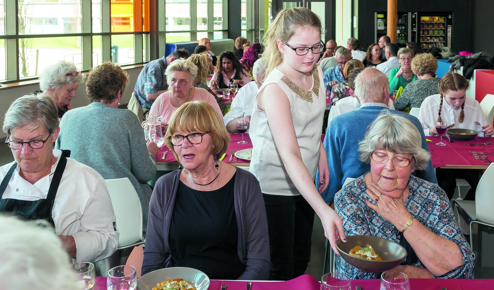 De gerechten werden geserveerd door leerlingen van Gerrit Rietveld. Het diner werd zeer gewaardeerd door de vrijwilligers van de Voedselbank. (Foto: Han Giskes)