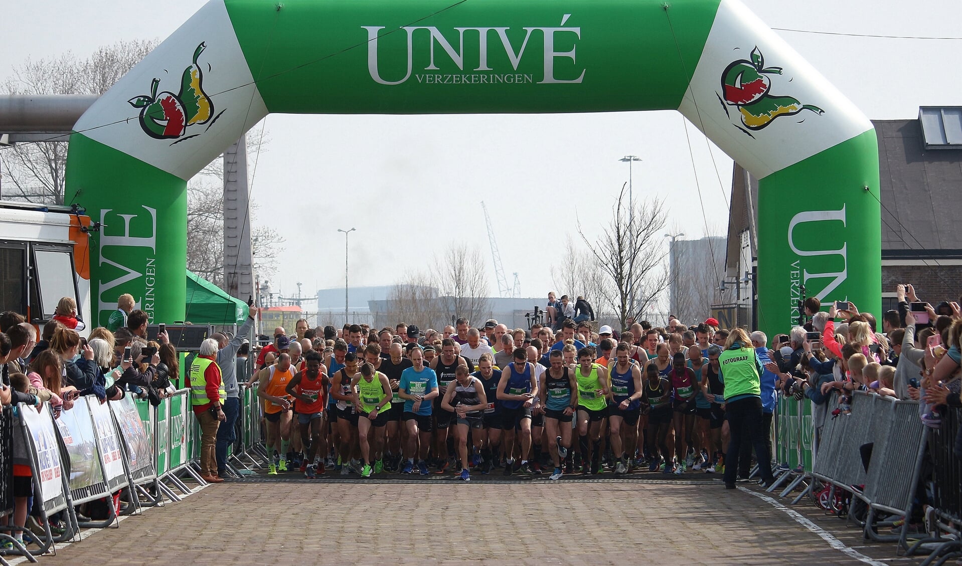 Klaar voor de start van de Univé halve marathon tijdens de Halve van Den Helder. (Foto: aangeleverd)