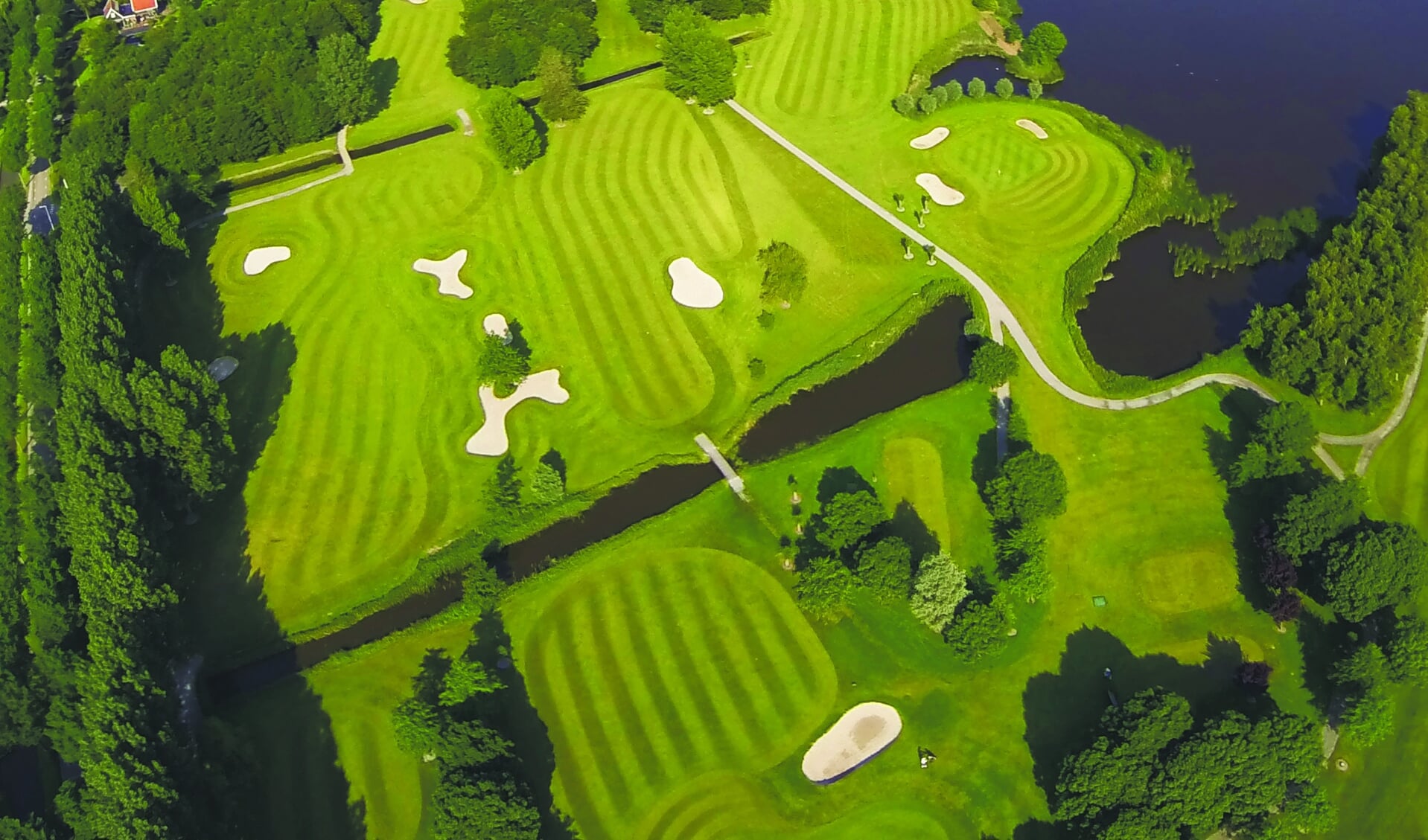 Luchtfoto van het golfterrein. (Foto: Zaanse Golf Club)