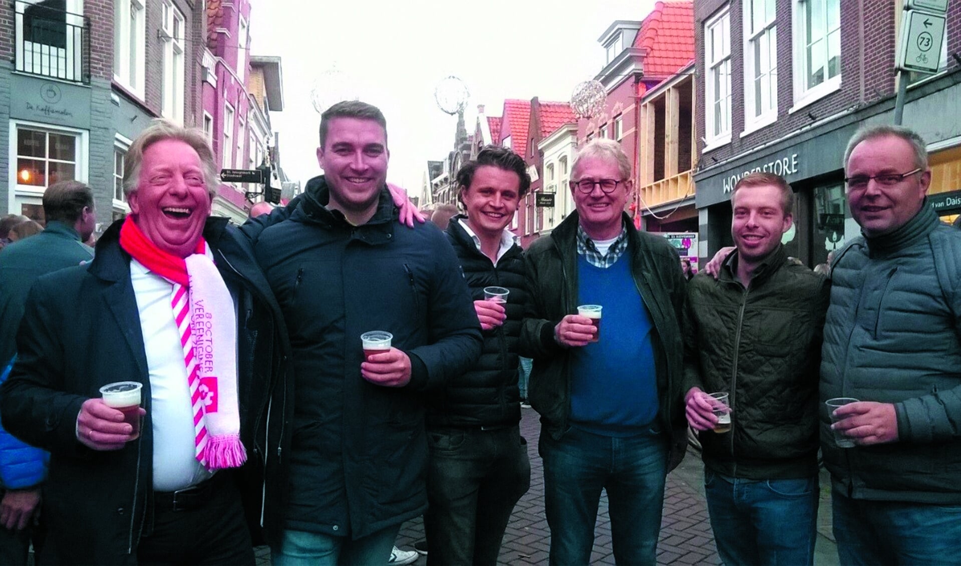 Oude en nieuwe bestuursleden van Het Trompetterkorps Alkmaar. (Foto: aangeleverd)