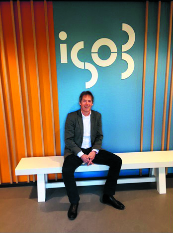 Directeur-bestuurder Robert Smid bij het kersverse logo. ''ISOB maakt nu grote sprongen op tal van inhoudelijke thema’s.’’ (Foto: ISOB)