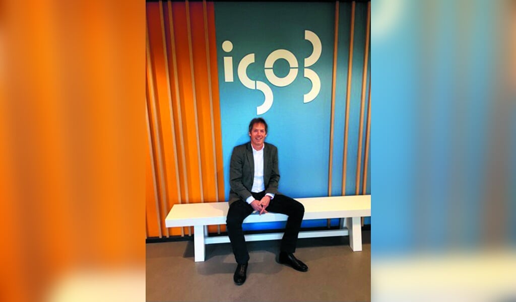 Directeur-bestuurder Robert Smid bij het kersverse logo. ''ISOB maakt nu grote sprongen op tal van inhoudelijke thema’s.’’ (Foto: ISOB)