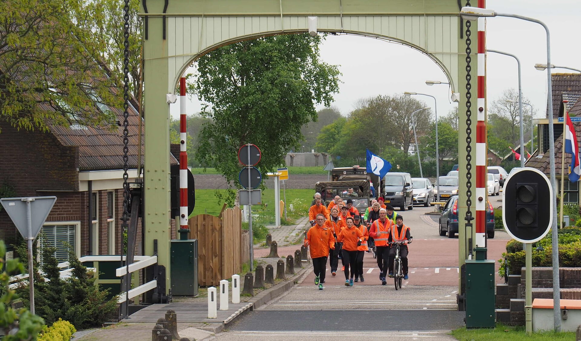Atleten van Hera brengen het Bevrijdingsvuur naar Heerhugowaard. (foto Johan de Vries)