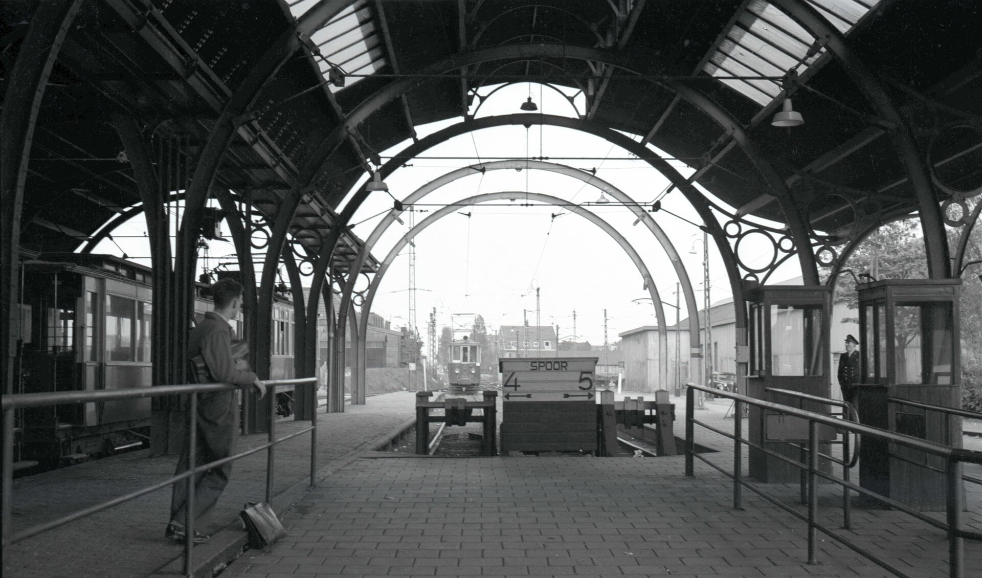 Station het Tolhuis. Op de plek waar nu de IJpleinpont vaart. (Foto: J. v. Engelen) 