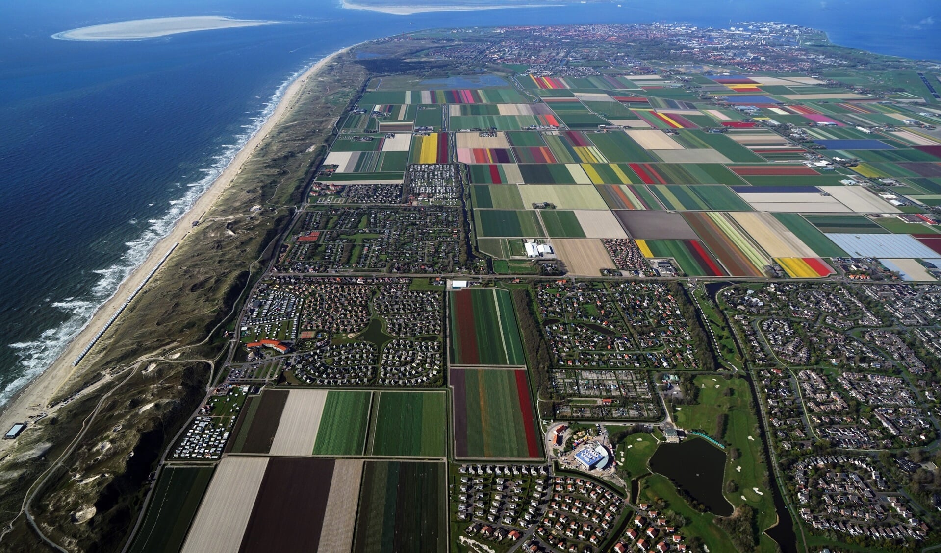 Het grootste aaneengesloten bollengebied van Nederland is goed te zien vanuit de lucht. (Foto: Cris Toala Olivares)