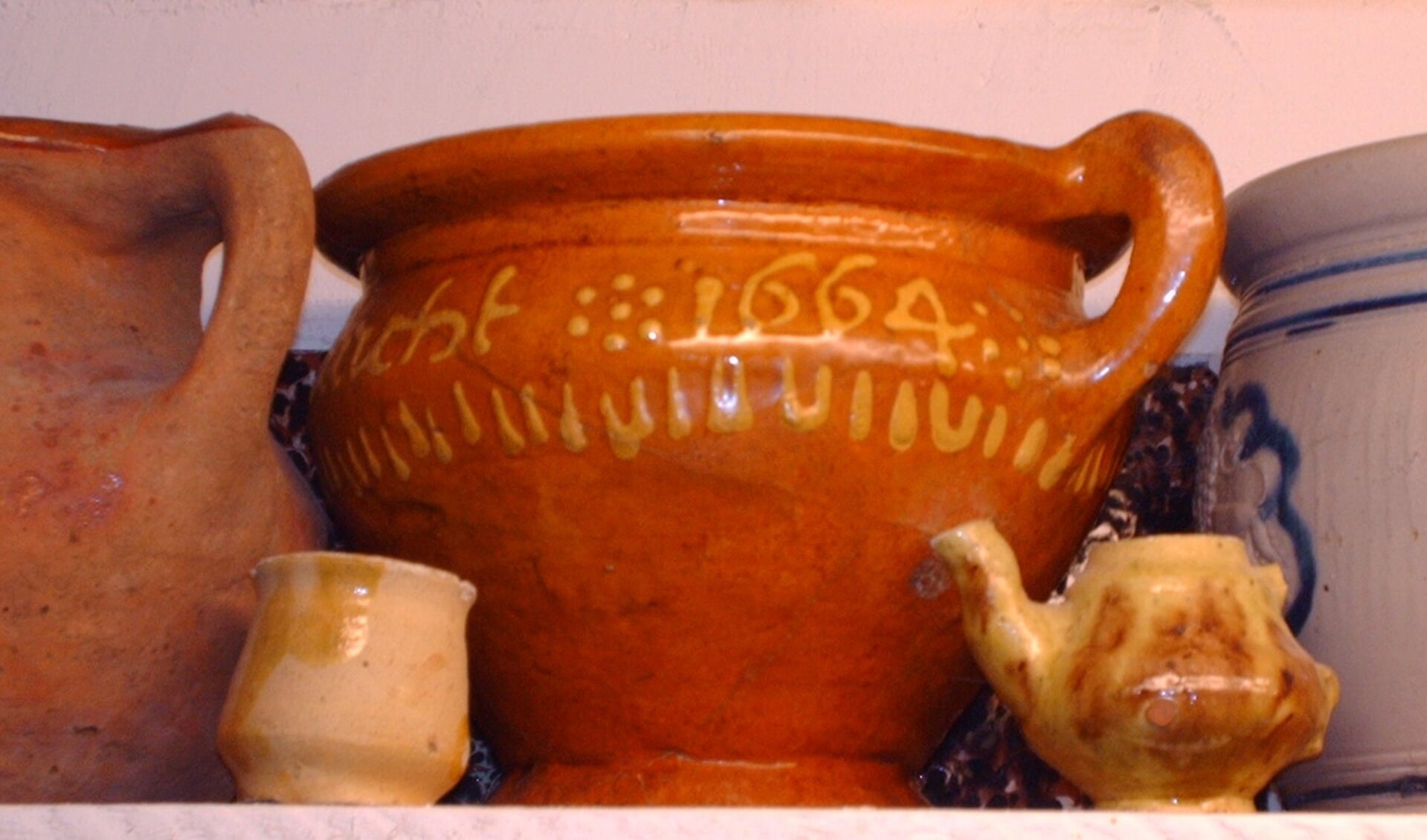 Er worden nog steeds geregeld (delen van) oude potten en kruiken gevonden. (Foto: aangeleverd) 