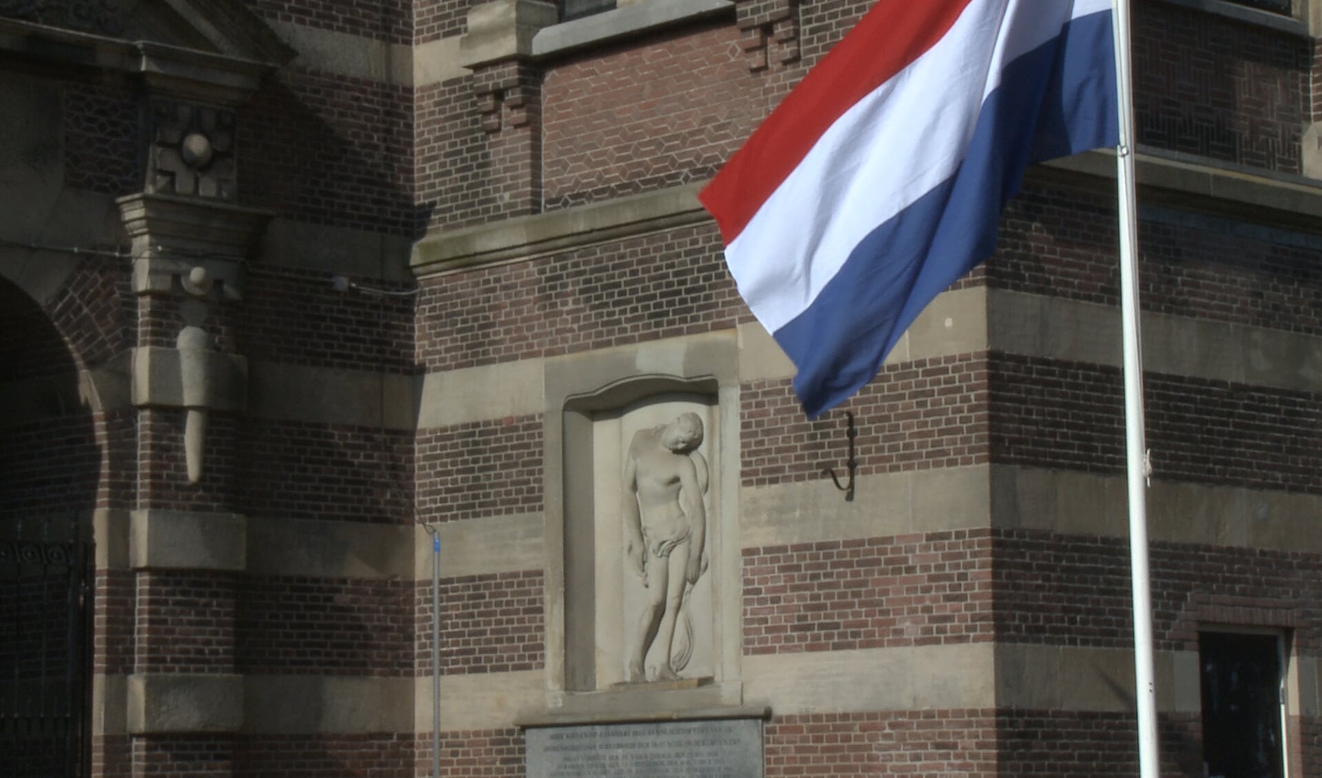 Het oorlogsmonument bij de Grote Kerk in Hoorn: het eindpunt van de jaarlijkse stille tocht op 4 mei. (Foto: aangeleverd)