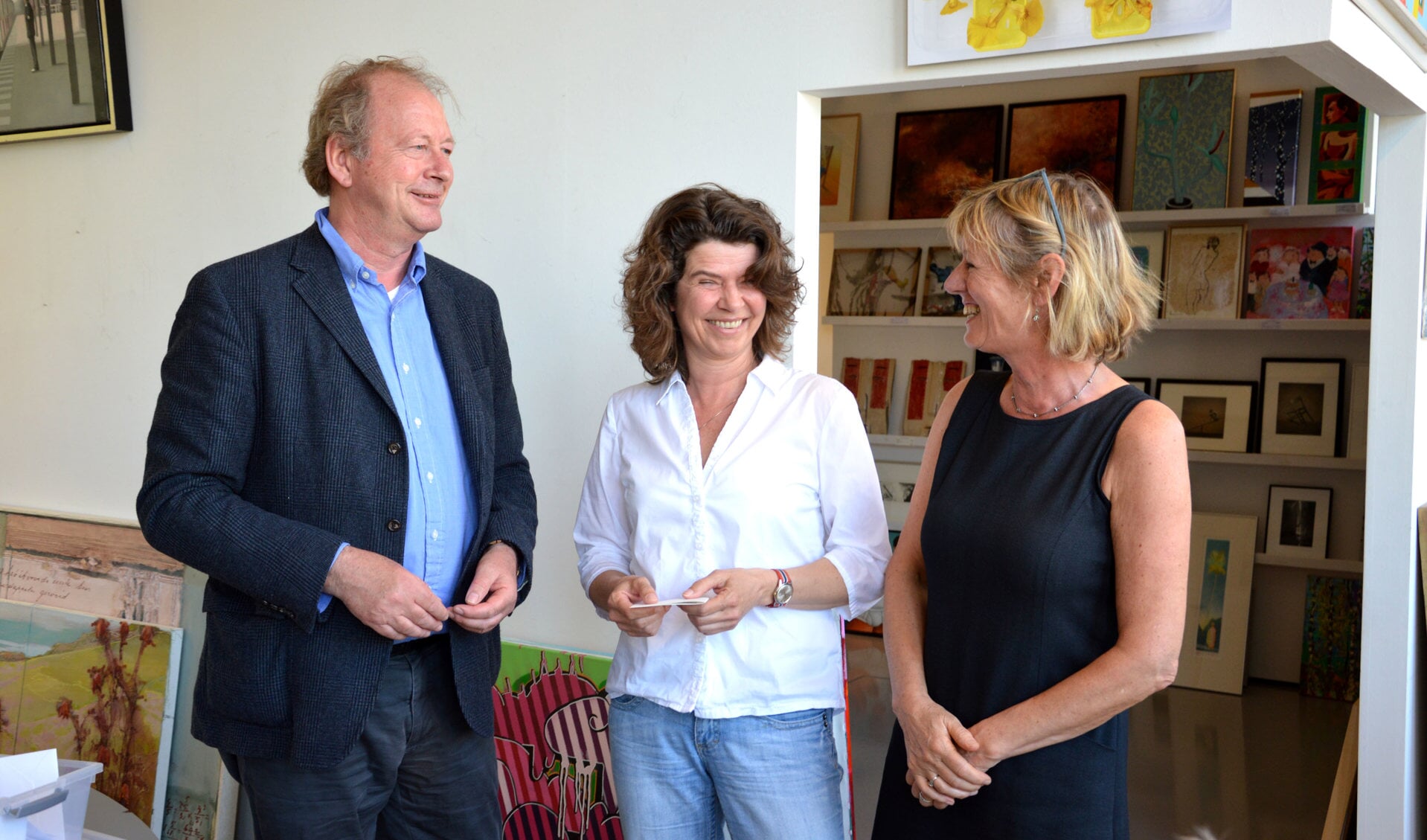 Winnaar Annemarie Otten (midden) met notaris Hans Erkamp en rechts directeur Lien Miedema. (Foto: aangeleverd) 