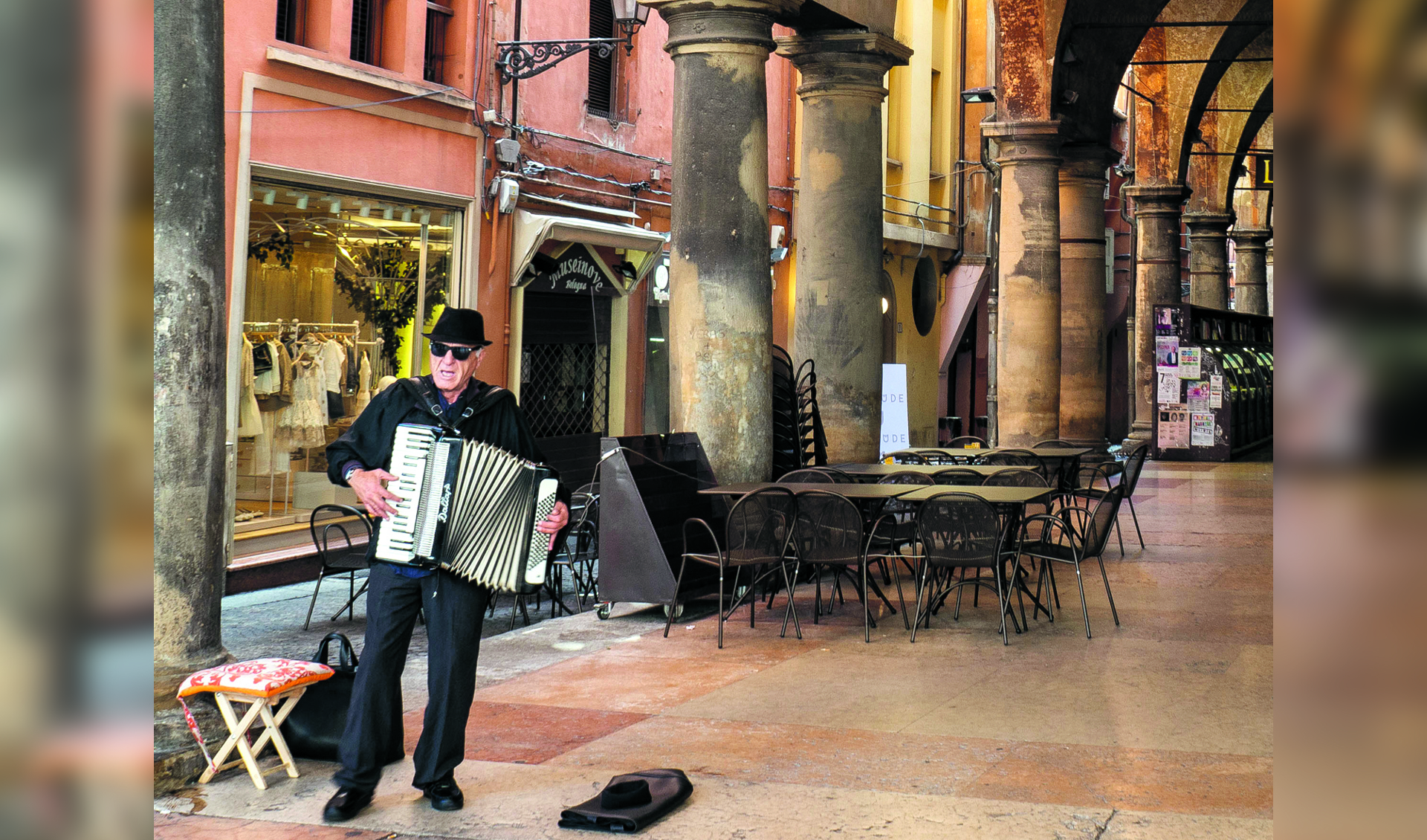 Een straatmuzikant in Bologna. (Foto: Nanne de Boer)