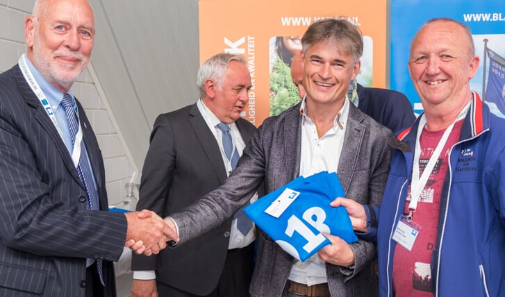 Wethouder Sigge van der Veek ontvangt de Blauwe Vlag. (Foto: gemeente Schagen)