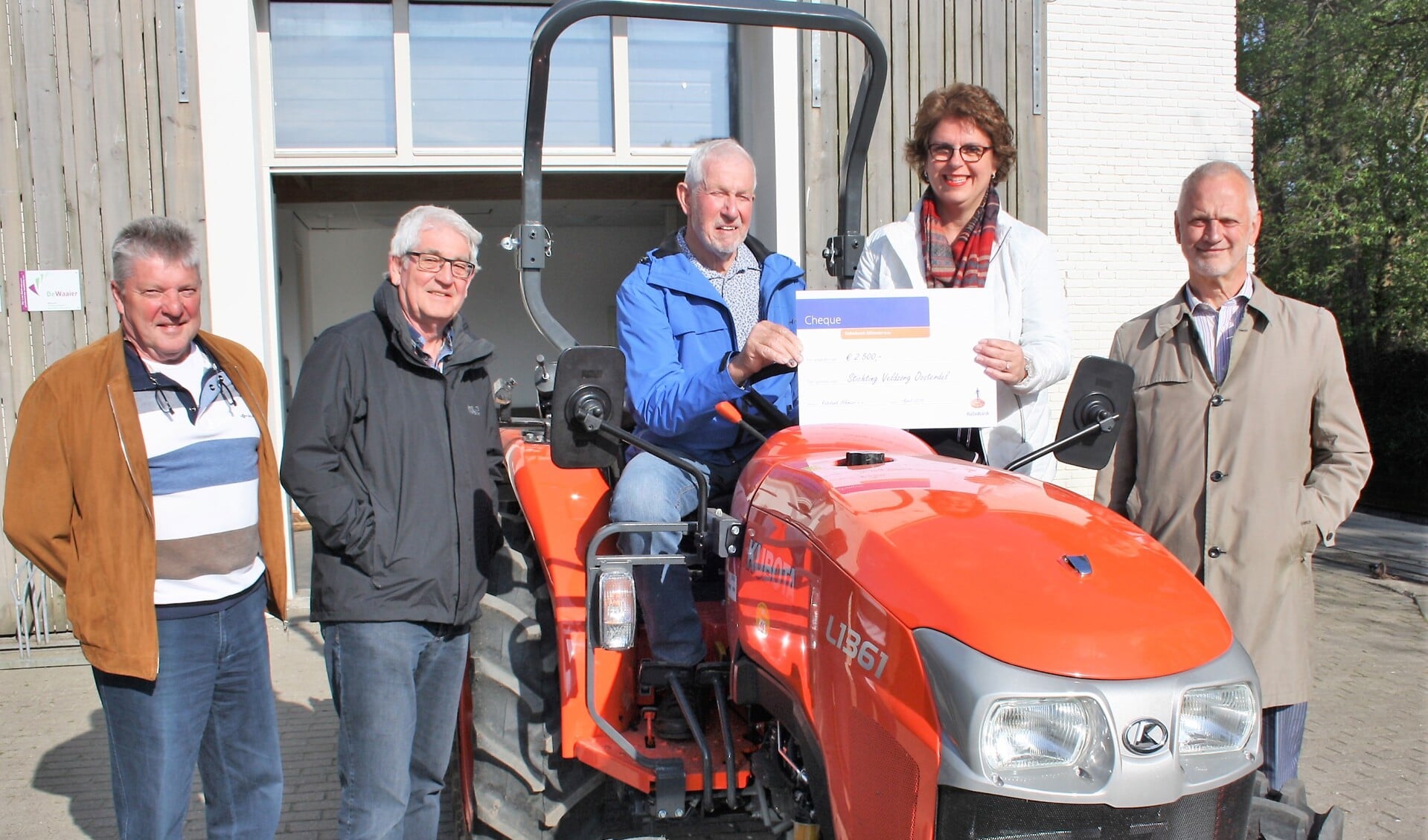 De Rabobank leverde een financiële bijdrage aan de nieuwe tractor van Veldzorg. (Foto: aangeleverd)