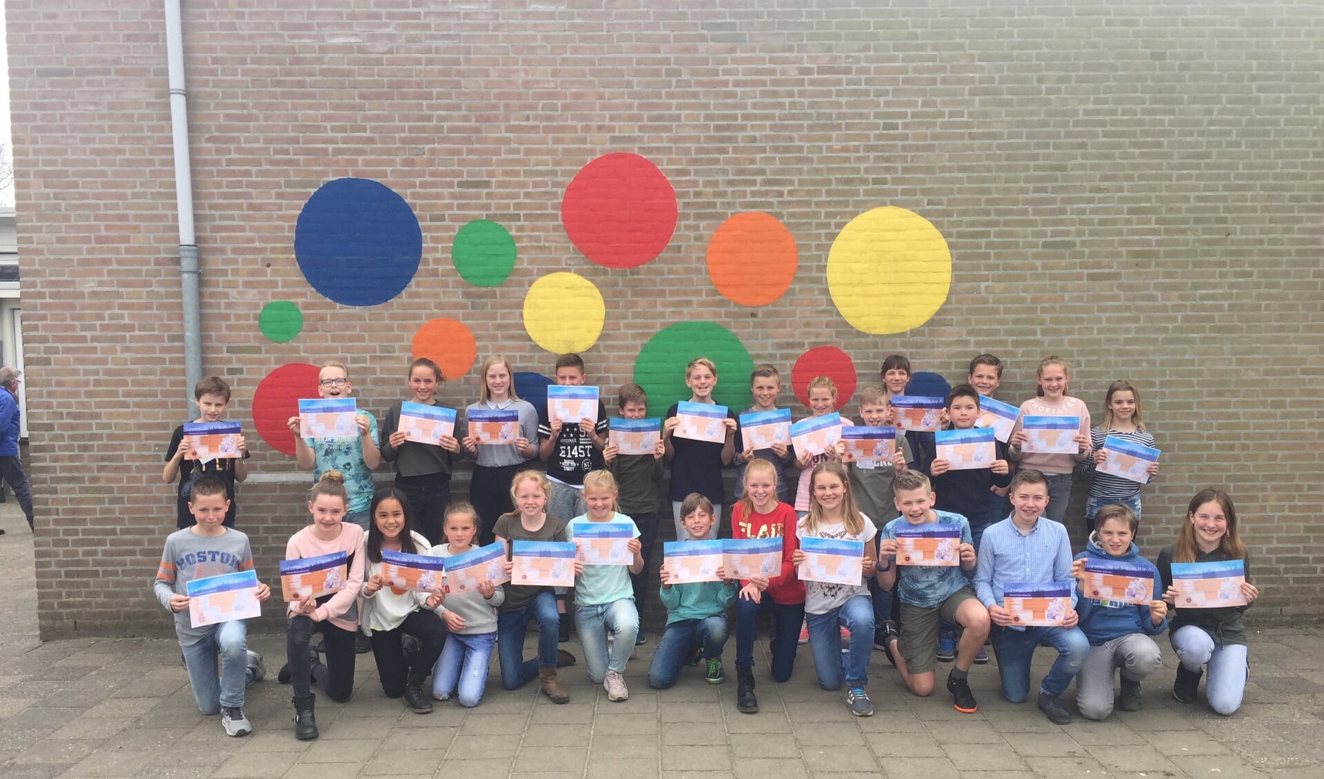 Leerlingen van groep 8 van de Sint Jozefschool hebben met goed gevolg het jeugd EHBO A examen afgelegd. (Foto: aangeleverd).