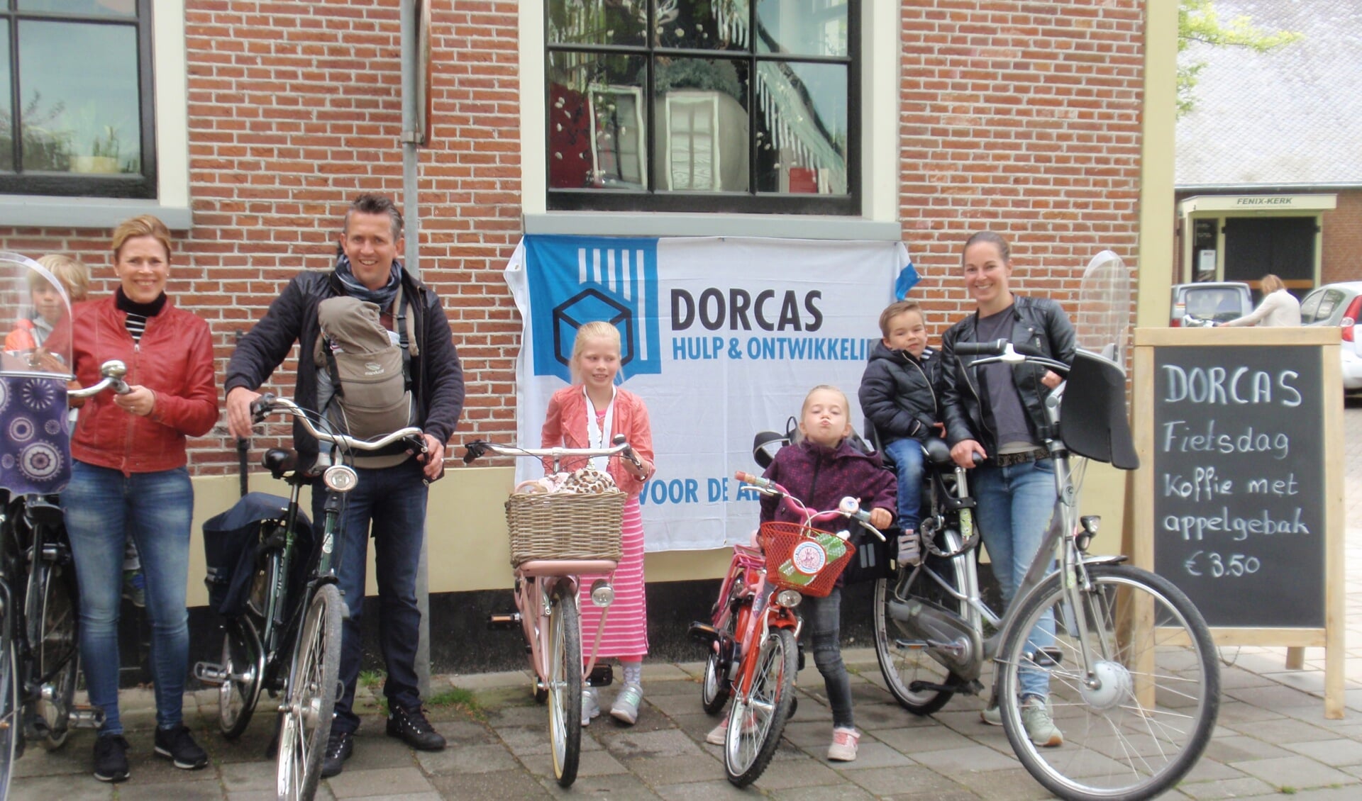 Ook gezinnen stapten op de fiets en reden mee met de Dorcas Fietsdag. (Foto: aangeleverd)
