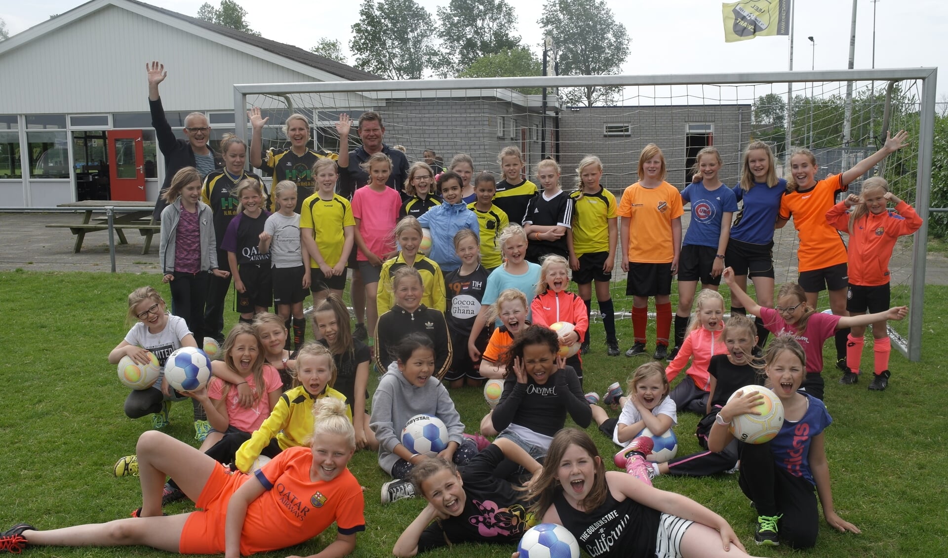 Bijna veertig meiden namen deel aan de voetbalclinic bij Geel Zwart. (Foto: Hesther Broersen)