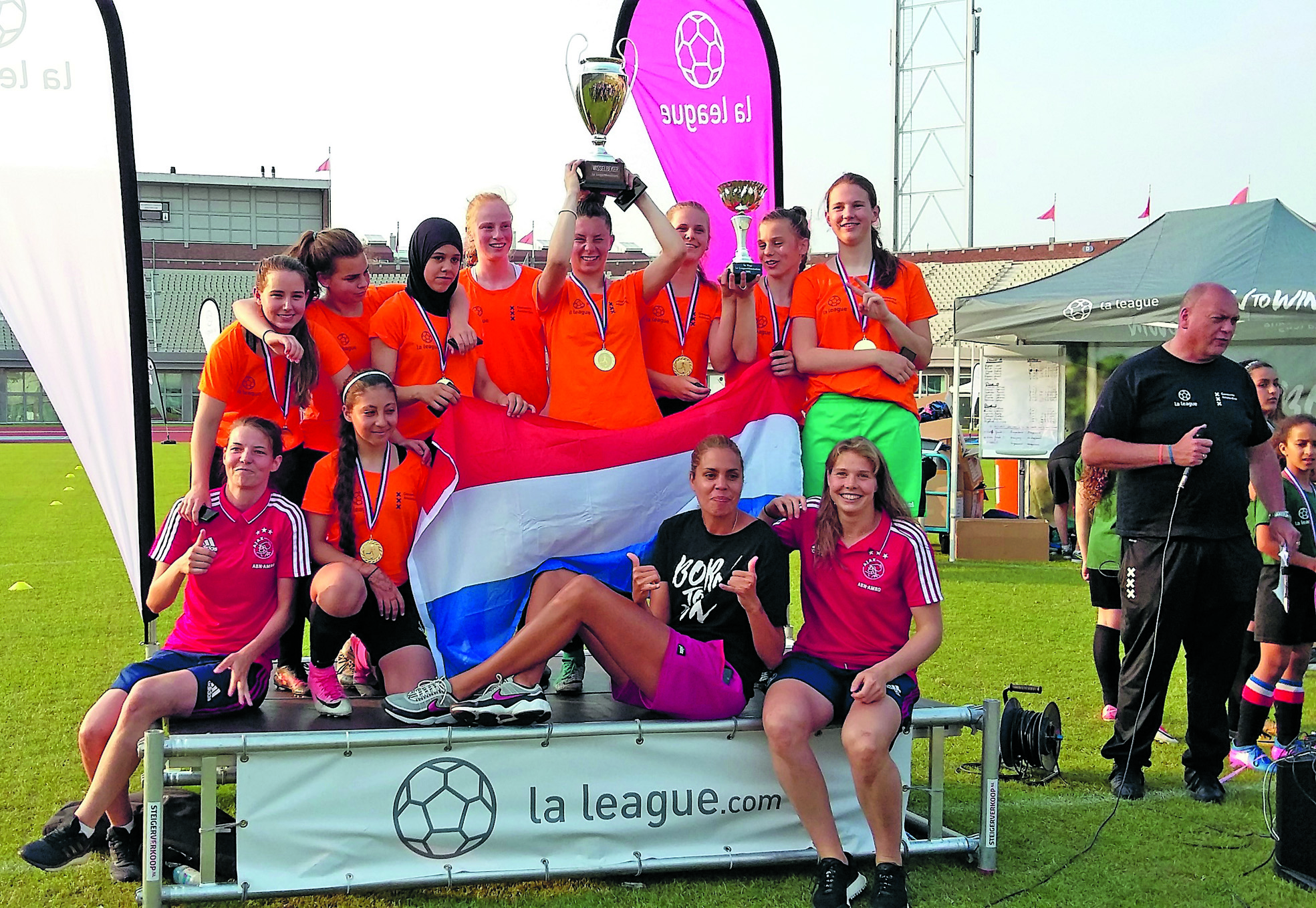 Team Noord op het podium, samen met straatvoetbalster Rocky - midden - en de landskampioenen van Ajax: Nicky van den Abbeele en Lize Kop. (Foto: aangeleverd)