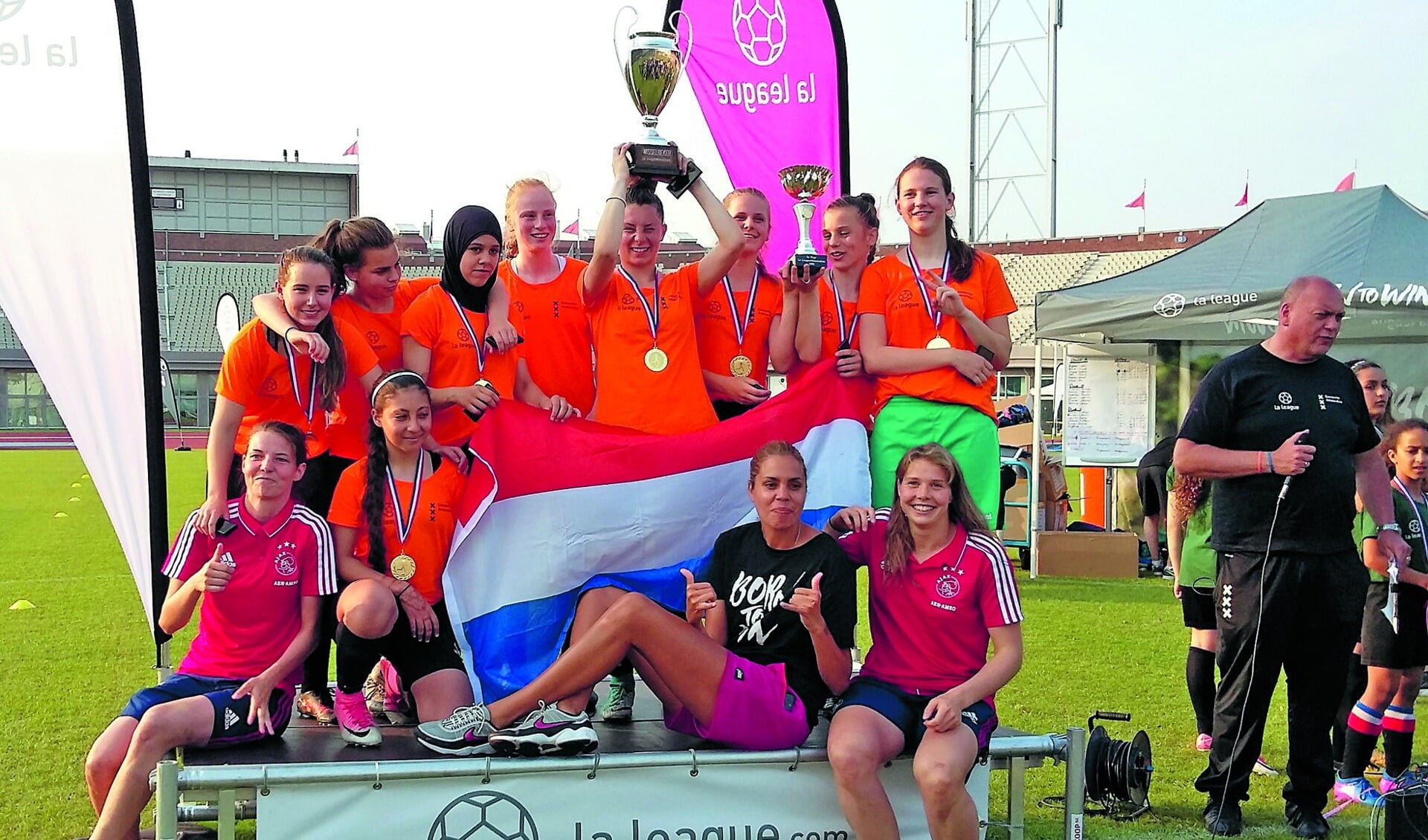 Team Noord op het podium, samen met straatvoetbalster Rocky - midden - en de landskampioenen van Ajax: Nicky van den Abbeele en Lize Kop. (Foto: aangeleverd) 