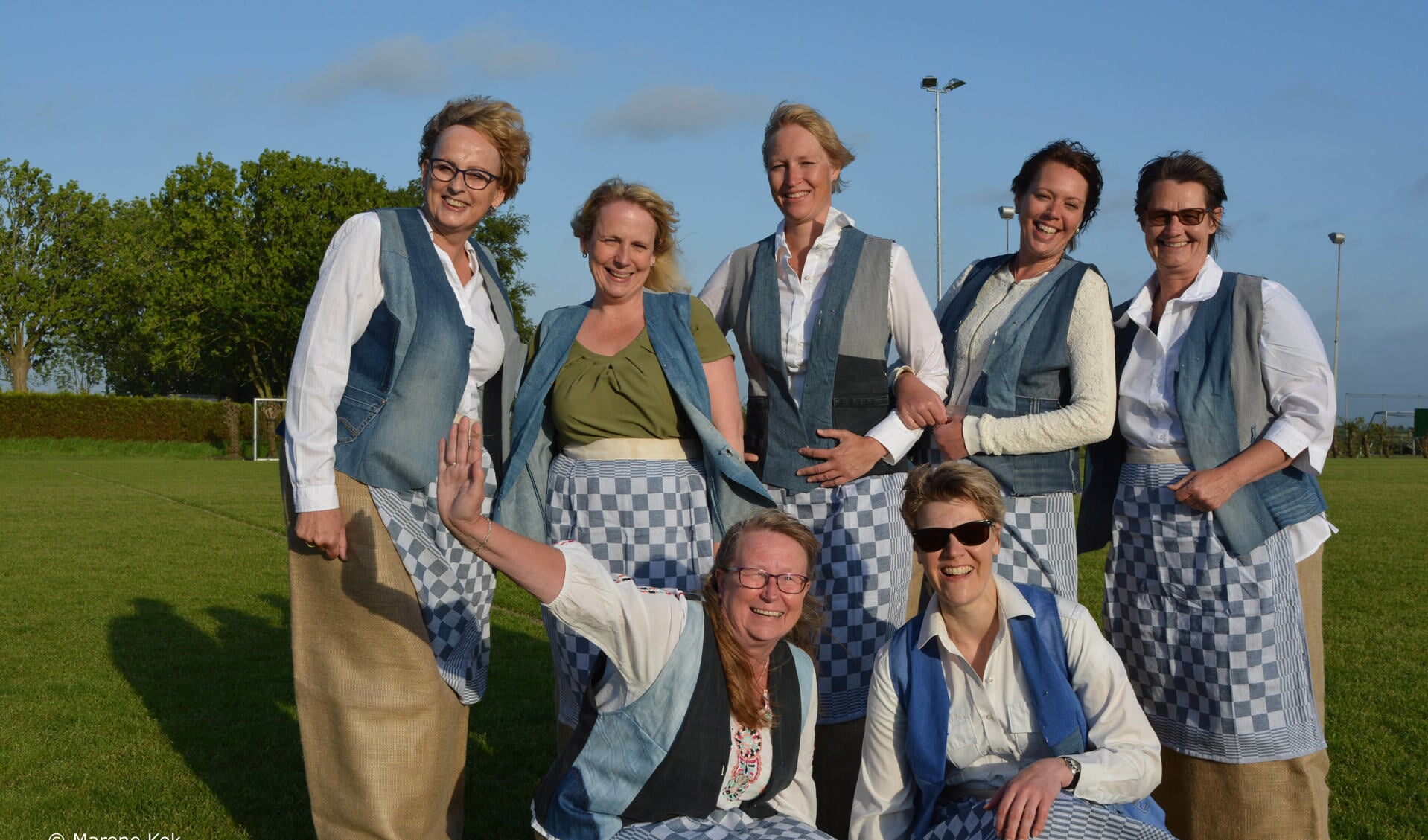 V.l.n.r.: Noorke, Miriam, Elise, Ilse en Lucia en hurkend, v.l.n.r.: Ineke en Annemieke. (Foto: Marene Kok)
