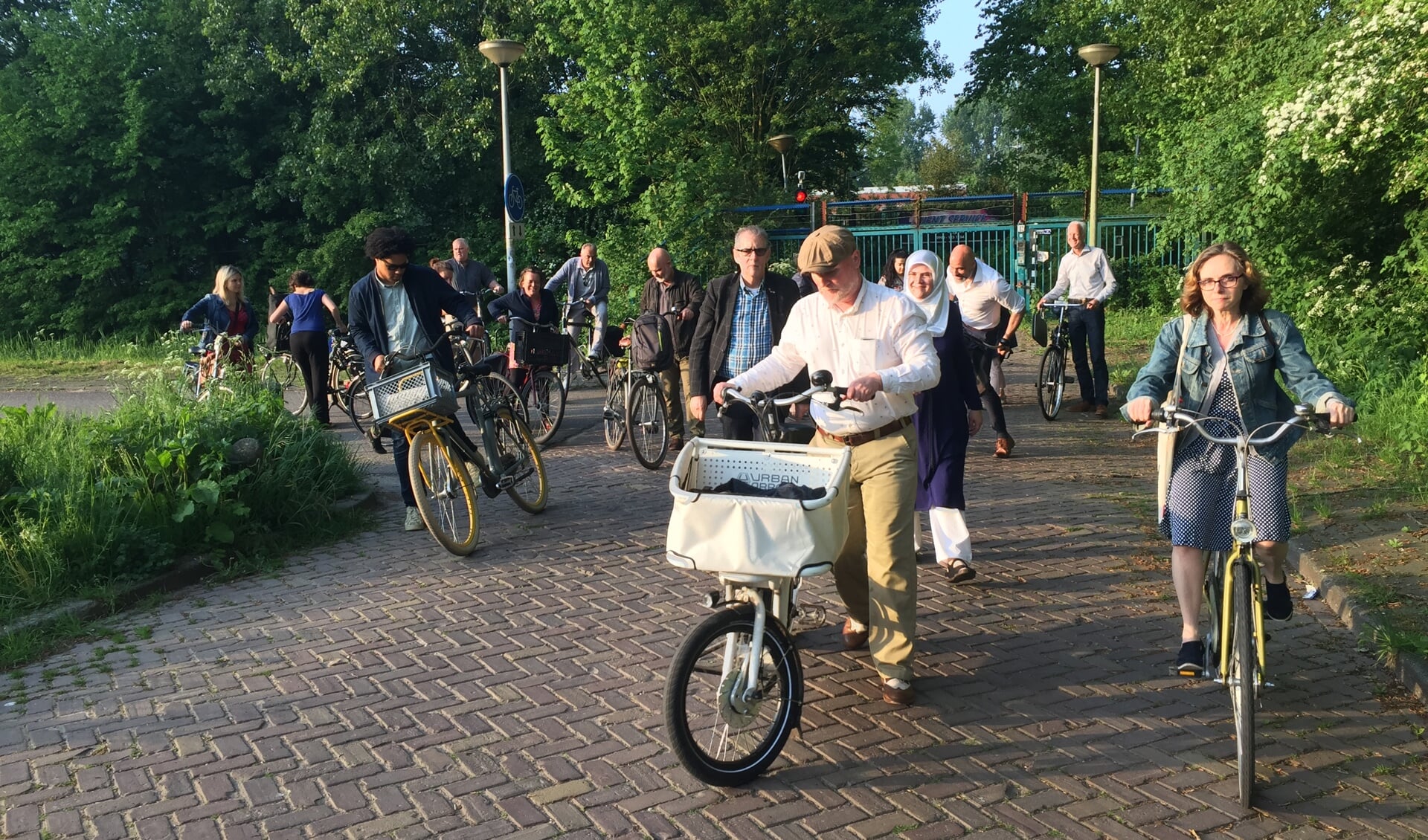 De stadsdeelcommissie springt weer op de fiets. (Foto: aangeleverd)