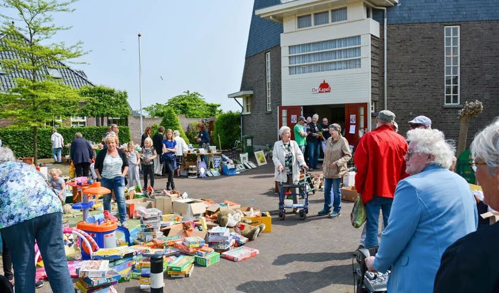 Wie nog spulletjes over heeft kan die doneren aan de voorjaarsmarkt in en rond De Kapel in Andijk. Zo wordt de markt een groot succes. (Foto: aangeleverd)
