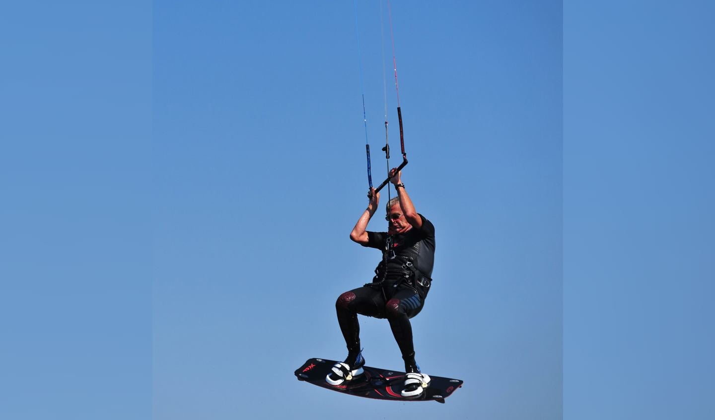 Richard Brandsma's passie is kitesurfen. (Foto's : aangeleverd)