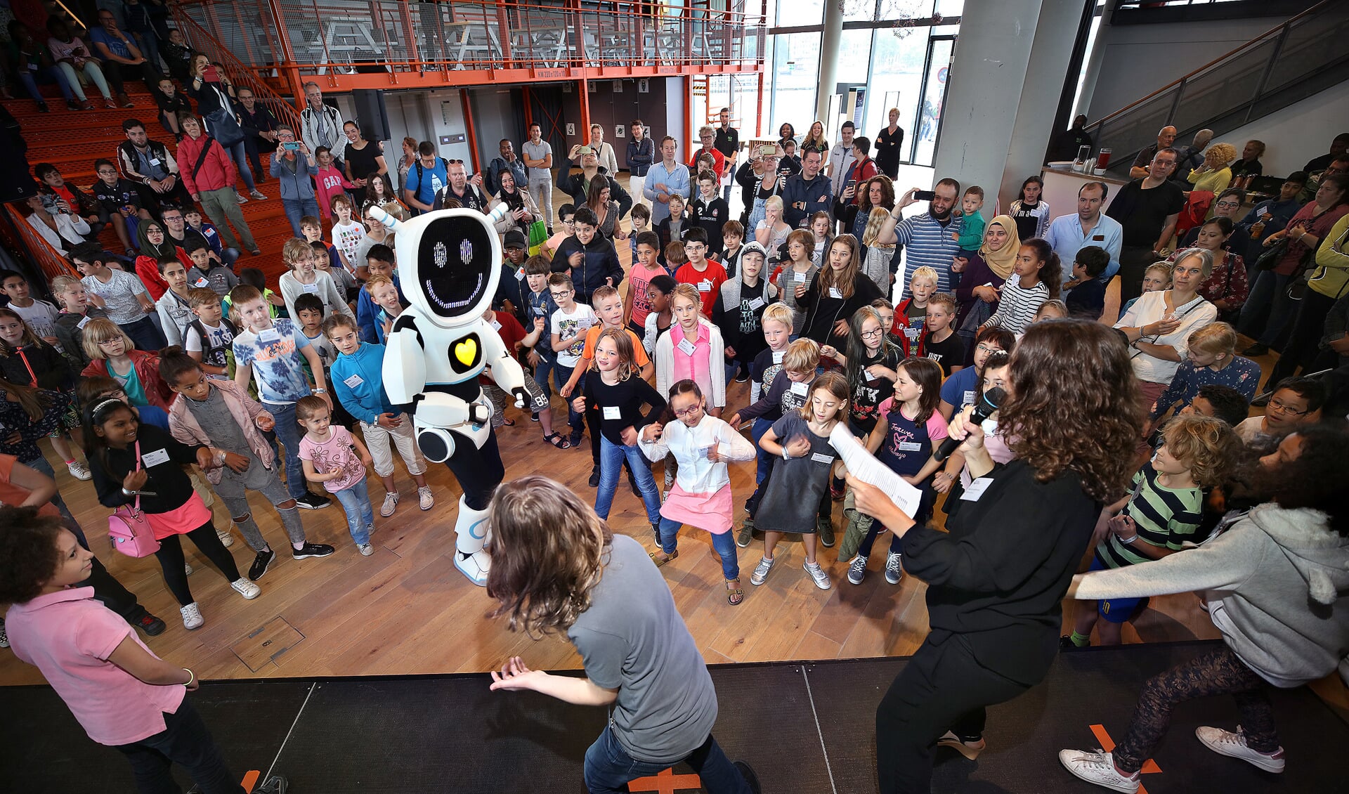 Tijdens de opening van het evenement programmeerden 400 kinderen dansmoves bij robot Techie, de mascotte uit de spaaractie 'Tech is te gek!’ van Albert Heijn en NEMO. (Foto: DigiDaan)