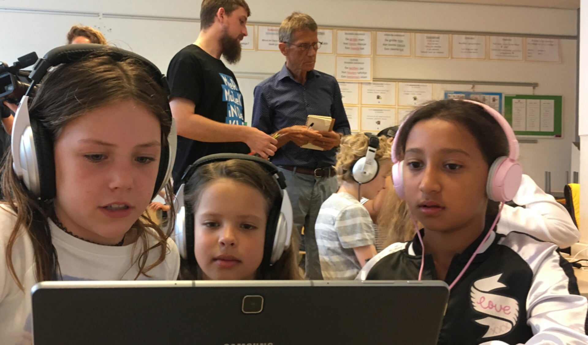 De leerlingen zijn druk bezig met de wedstrijd digitaal componeren van Stichting Méér Muziek in de Klas en Samsung. (Foto: aangeleverd) 