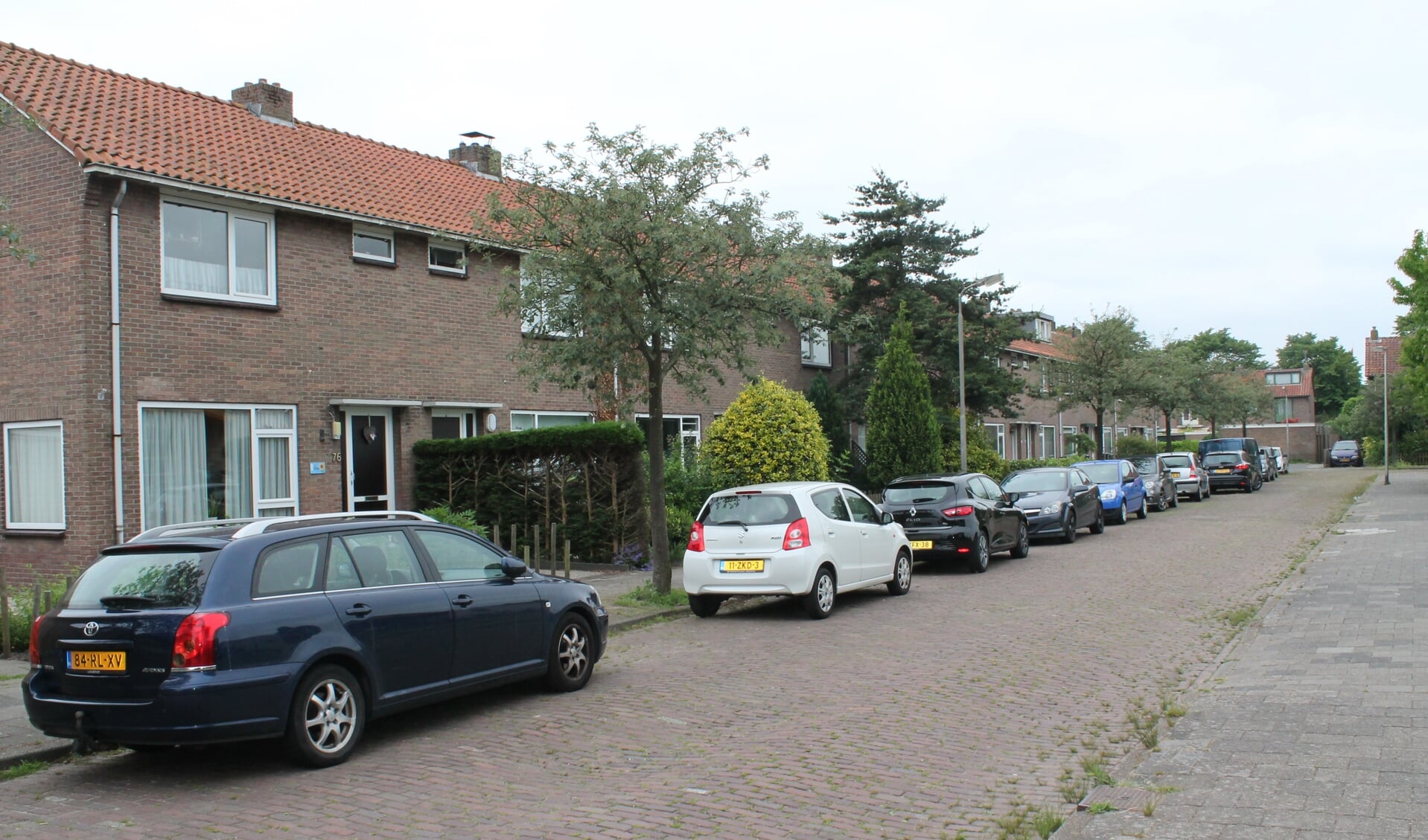 Woningen in de Gasinjetstraat Overwhere maken deel uit van de pilot. Inzet: Op een van de woningen prijkt de tekst Gasvrij. (Foto's: John Bontje)