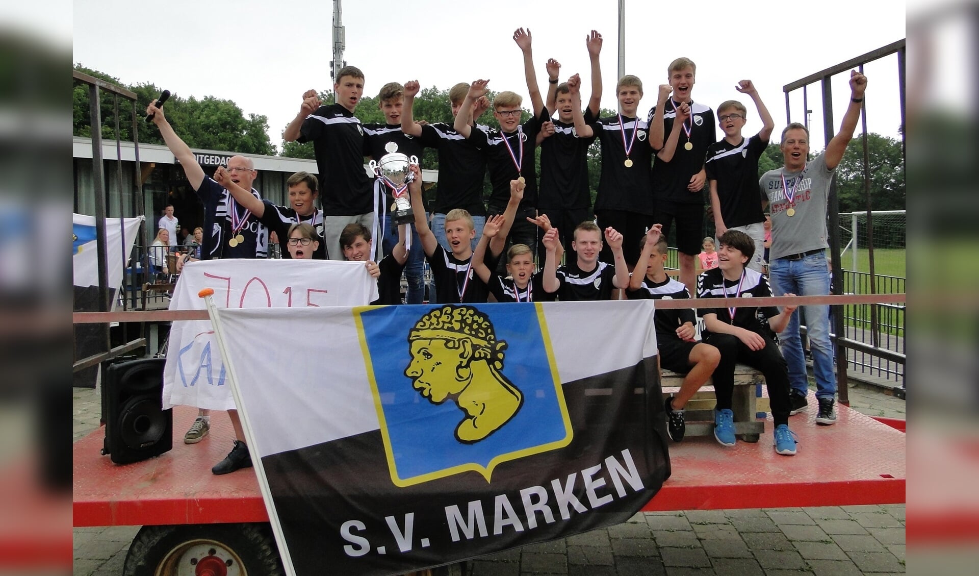 Met z'n allen op de platte kar voor een ererondje door Marken. (Foto: Pep) 