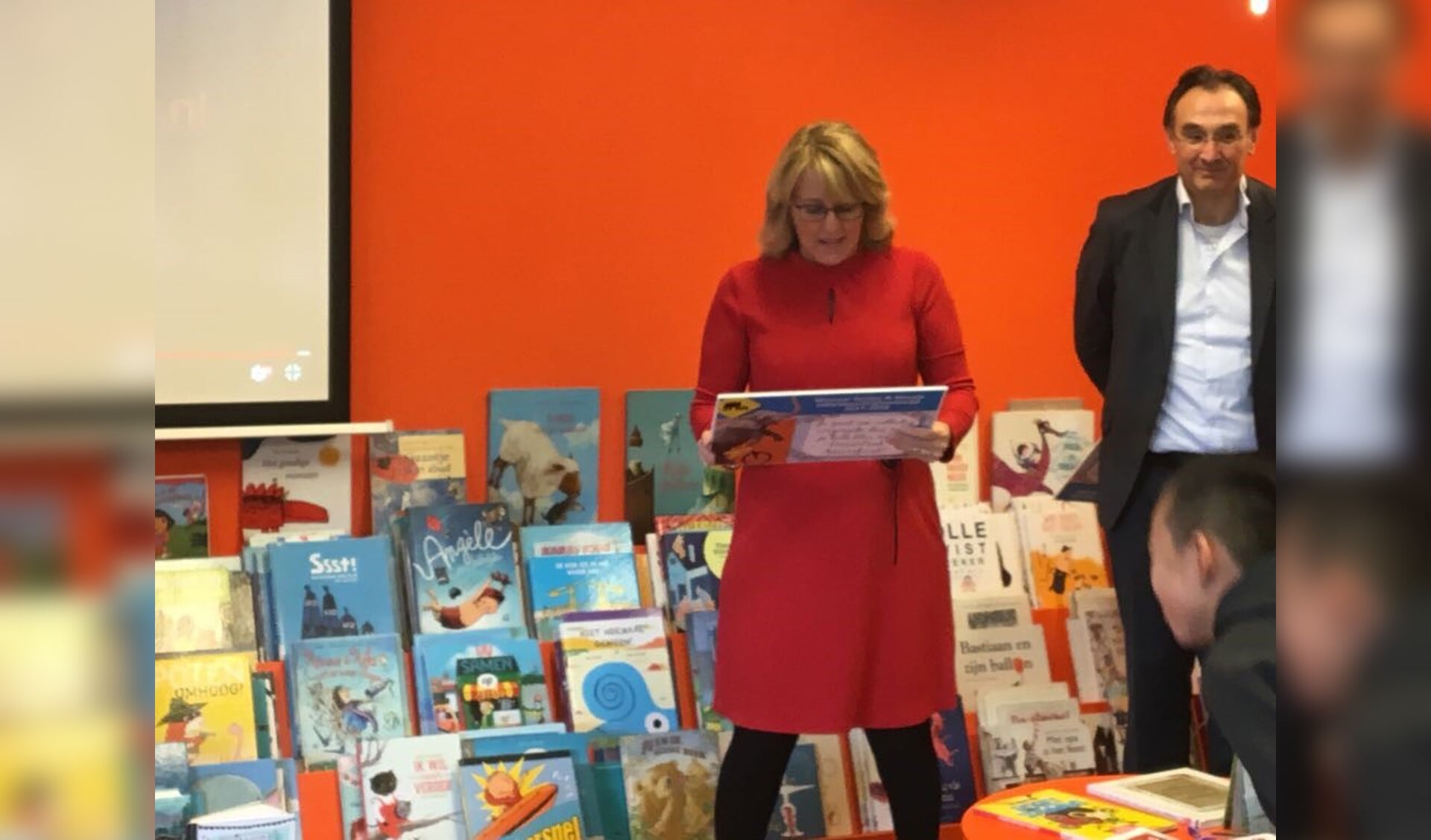 Astrid Wouda tijdens de bekendmaking van de winnaars van de opstelwedstrijd in de bibliotheek. (Foto: aangeleverd)