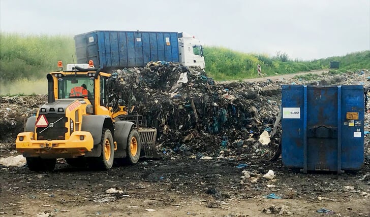 Buffer voor brandbaar afval, HVC locatie Wieringermeer, wordt leeggereden. (Foto: aangeleverd)