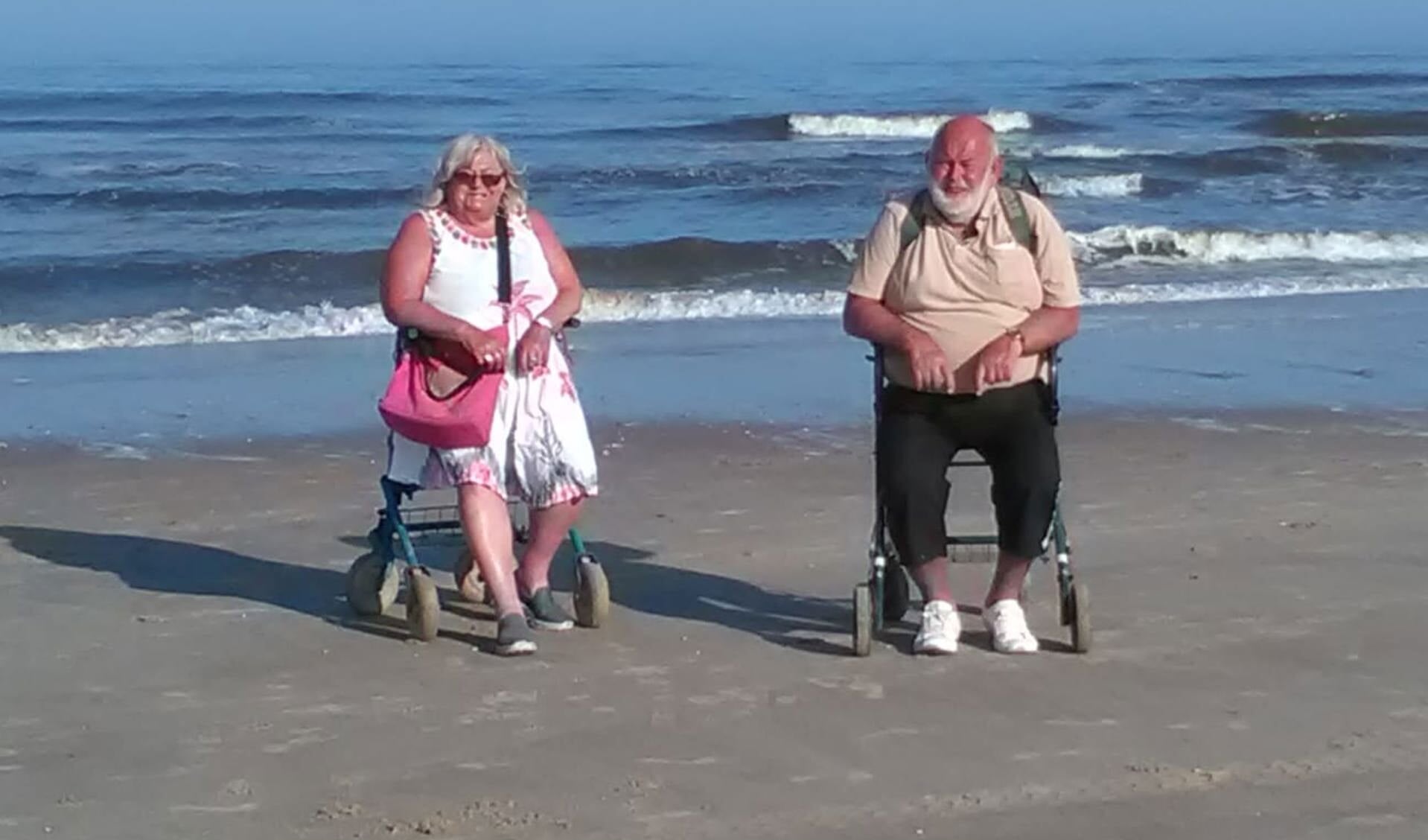 Is het niet geweldig onze Egmond Bastards van het strand. Alette en Jack. Hij is nu 66 jaar op het Noorderstrand. Dit is zeker de moeite waard om even onder de aandacht te brengen. (Foto: Joerg Schuermann).