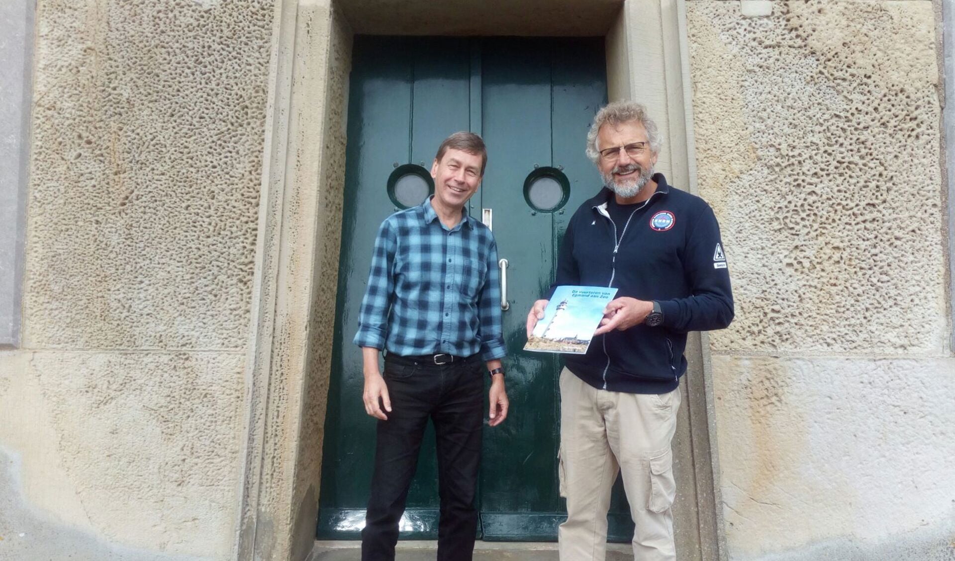 De KNRM ontving het boekje van schrijver Peter Kouwenhoven. Het boekje is tijdens de rondleidingen te koop voor vijf euro. (Foto: aangeleverd).