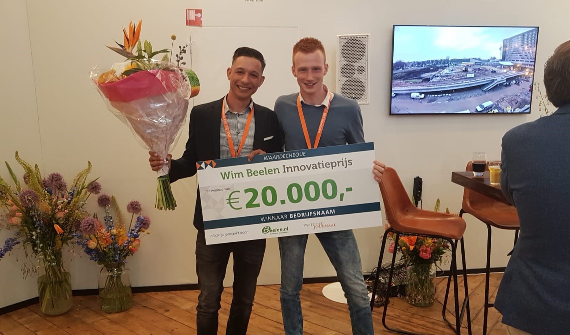 Bouwkundestudenten Donny Hoogendorp en Juriën Veenman ontvangen de Wim Beelen Innovatieprijs 2018. (Foto: aangeleverd) 