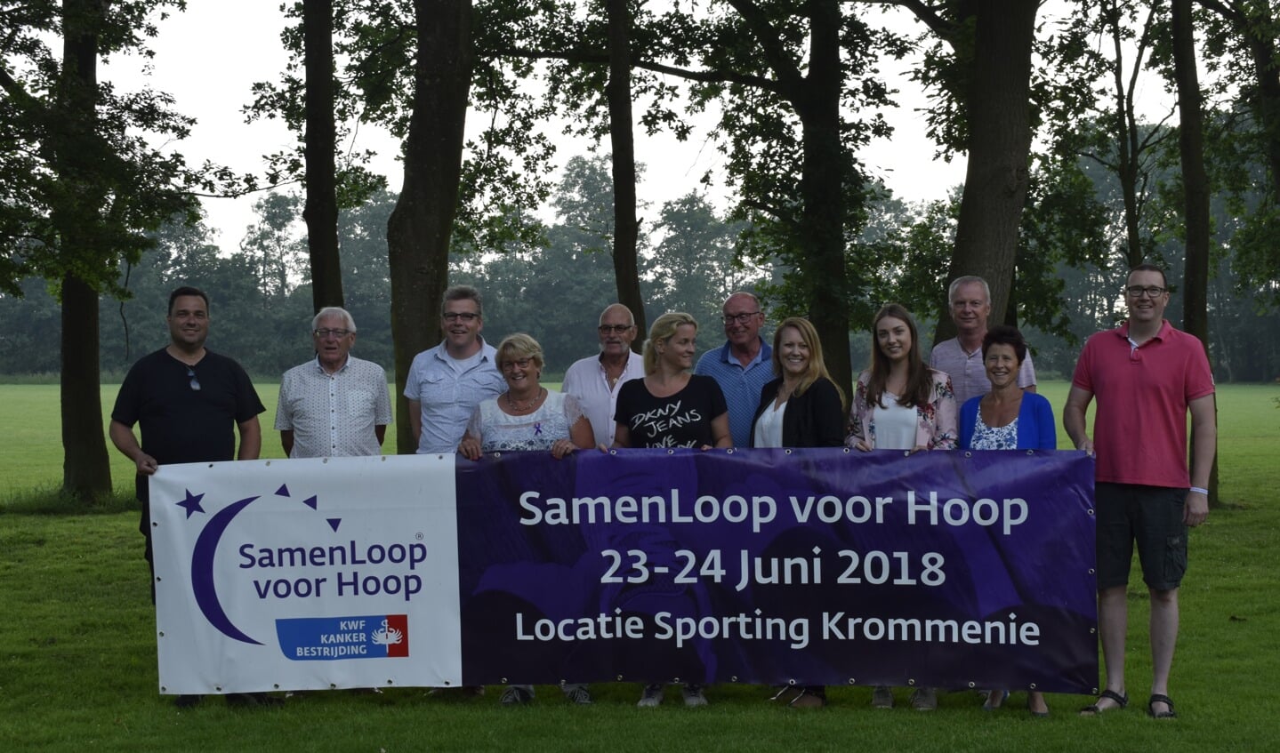 De vaste ploeg vrijwilligers van SamenLoop voor Hoop Zaanstad  tussen de bomen van het herdenkingsbos. (Foto: Yvette van der Does/RM)