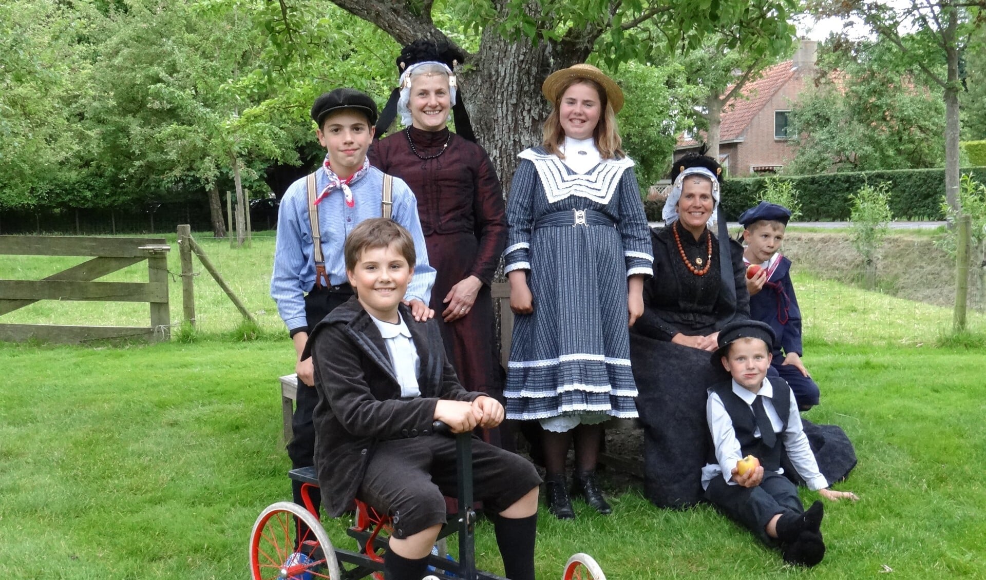 Onderweg ontmoeten de wandelaars dames, heren en kinderen in West-Fries kostuum. (Foto: Jan Smit)