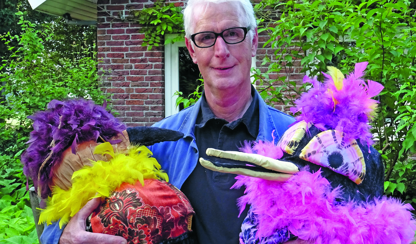 Cees Verkerke met enkele van de kleurrijke figuren die dit jaar de viering van de langste dag in de Zintuigentuin opluisteren. (aangeleverde foto's)