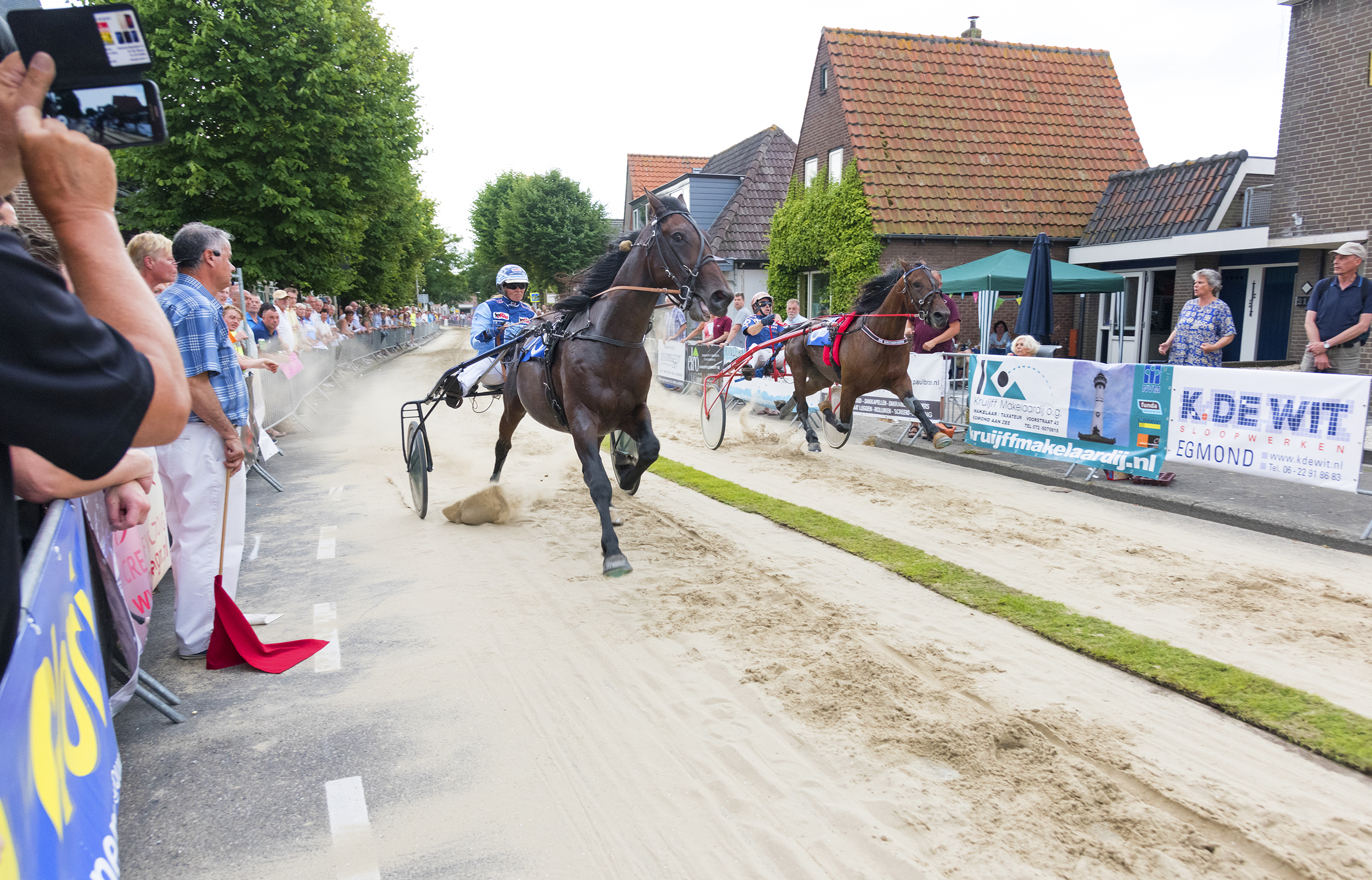 De beslissende omloop van vorig jaar tussen Caroline Aalbers met Lordspirit (linkerbaan) en de uiteindelijke winnaar John de Leeuw (rechterbaan) met Diesel Scott (rechts). Fotografie: dredesign.nl©2017).