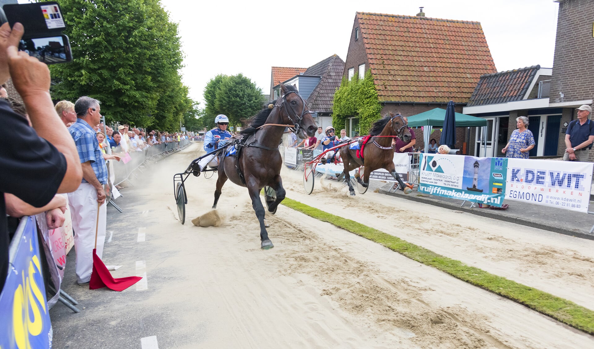 De beslissende omloop van vorig jaar tussen Caroline Aalbers met Lordspirit (linkerbaan) en de uiteindelijke winnaar John de Leeuw (rechterbaan) met Diesel Scott (rechts).  Fotografie: dredesign.nl©2017). 