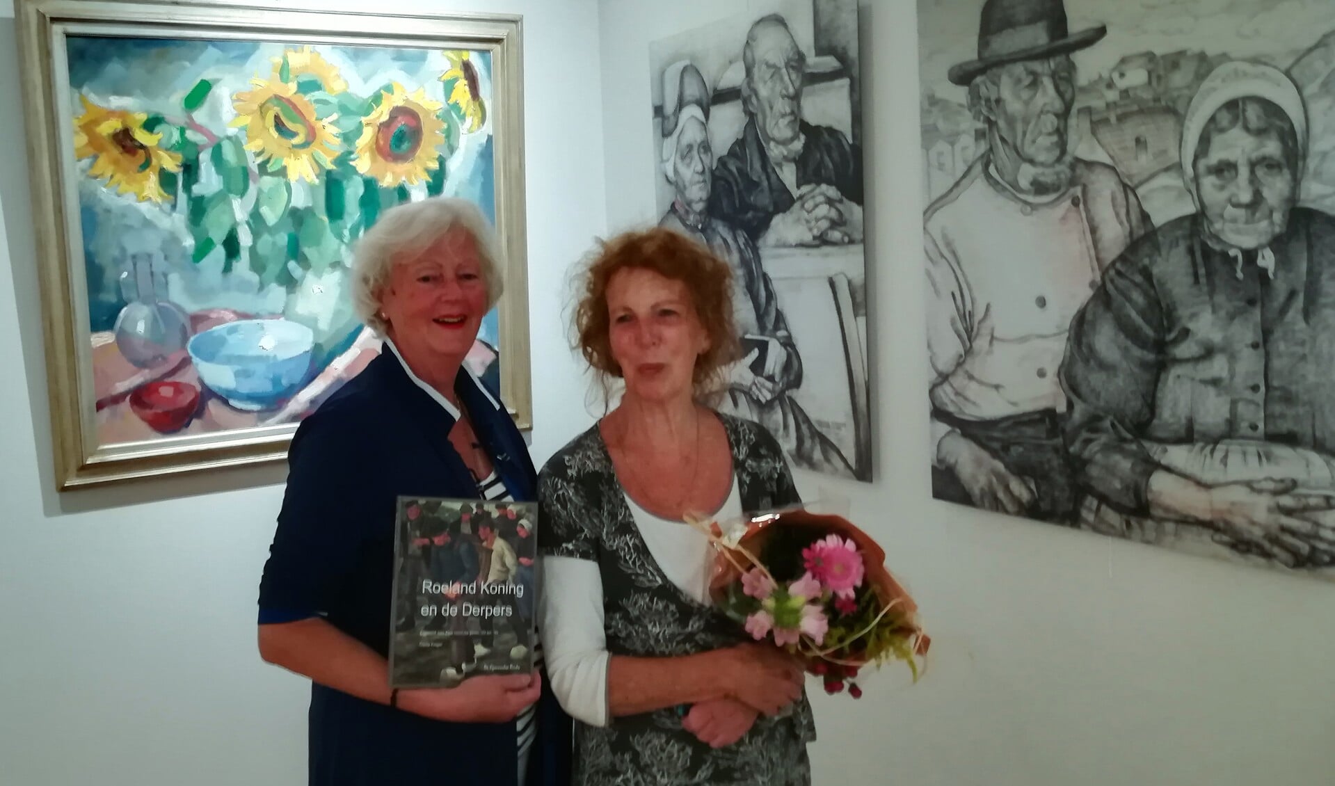 1000e bezoeker van het museum: Anna Ridderbos met vriendin Mirjam van Proosdij. Op de achtergrond enkele van de werken van Roeland Koning.  (Foto Gerard Wijker)