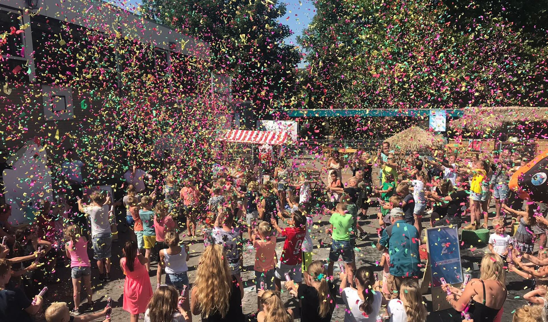Na het openingswoord mochten alle kinderen confetti de lucht in schieten, waardoor het hele schoolplein kleurrijk versierd was. (Foto: aangeleverd)