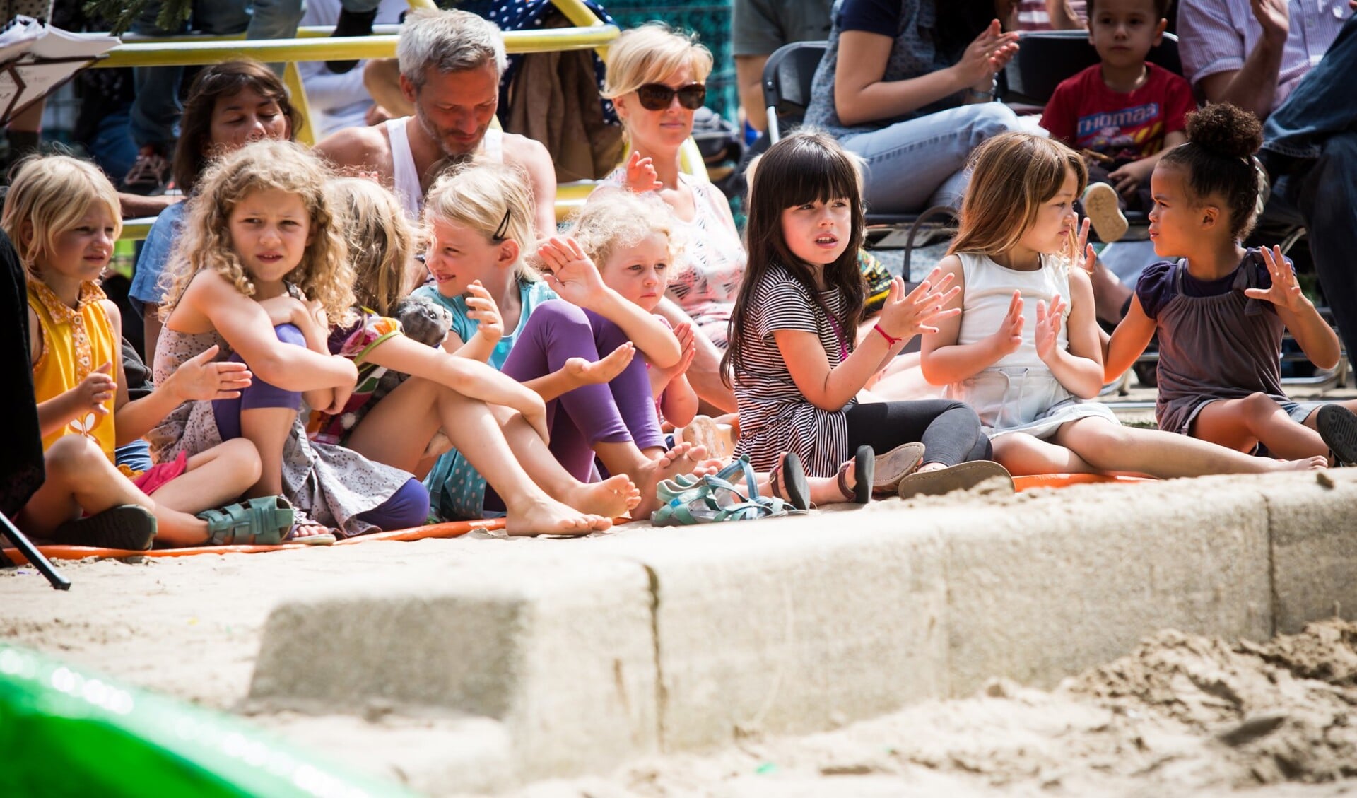 Kinderen bezoeken het Junior Grachtenfestival. (Foto: Ronald Knapp) 