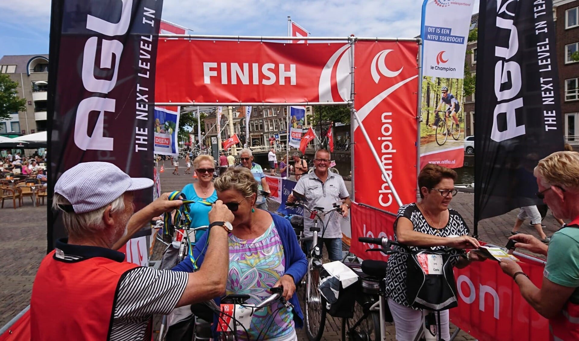 De ruim 800 deelnemers van de Fiets4daagse Alkmaar eindigen op het Waagplein. (Foto: aangeleverd)