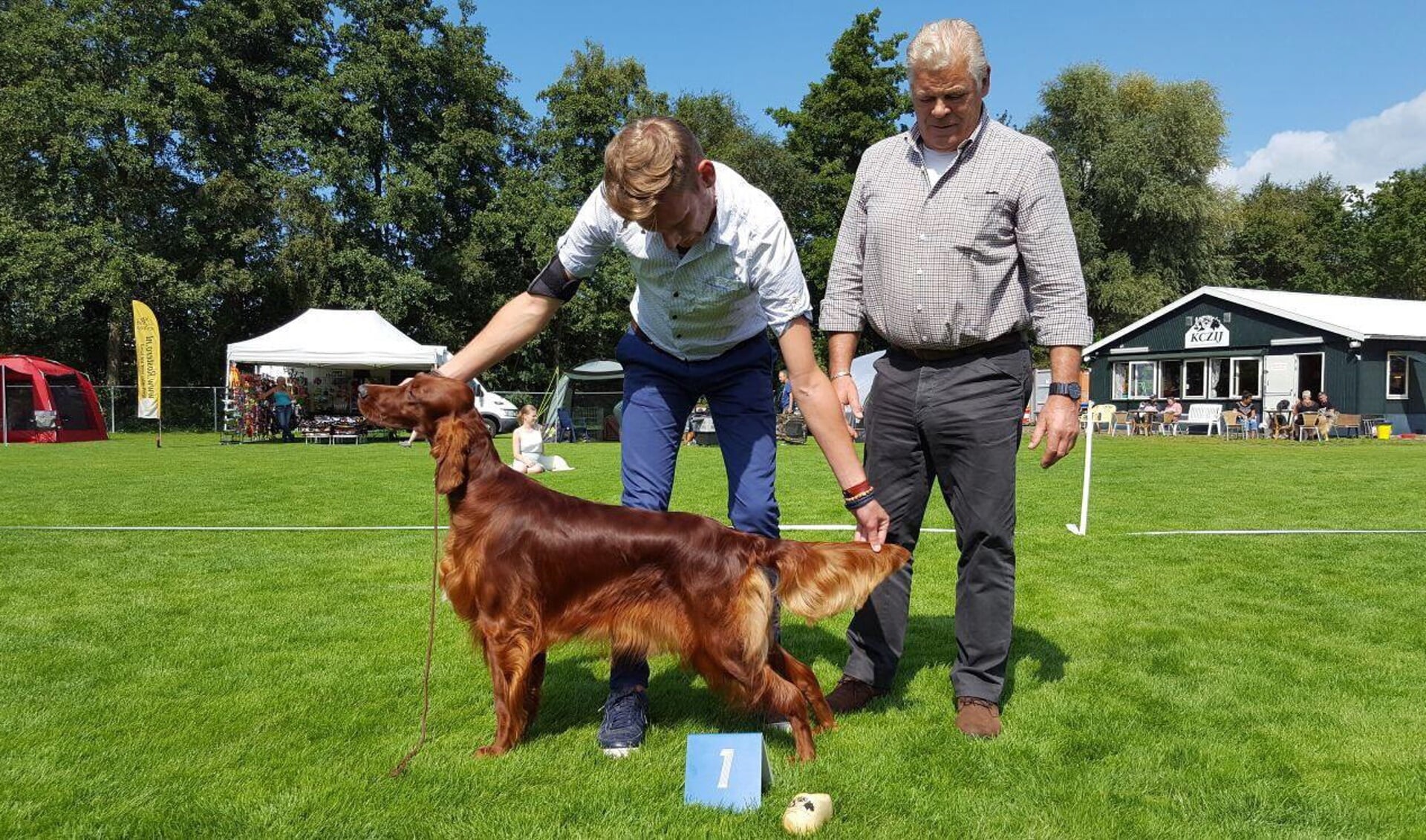 De Clubmatch is volgens KCZIJ een serieuze aangelegenheid, maar vooral ook een gemoedelijke dag en een ideale gelegenheid om het showgebeuren met de hond te oefenen. (Foto: Kynologenclub Zaanstreek IJmond)