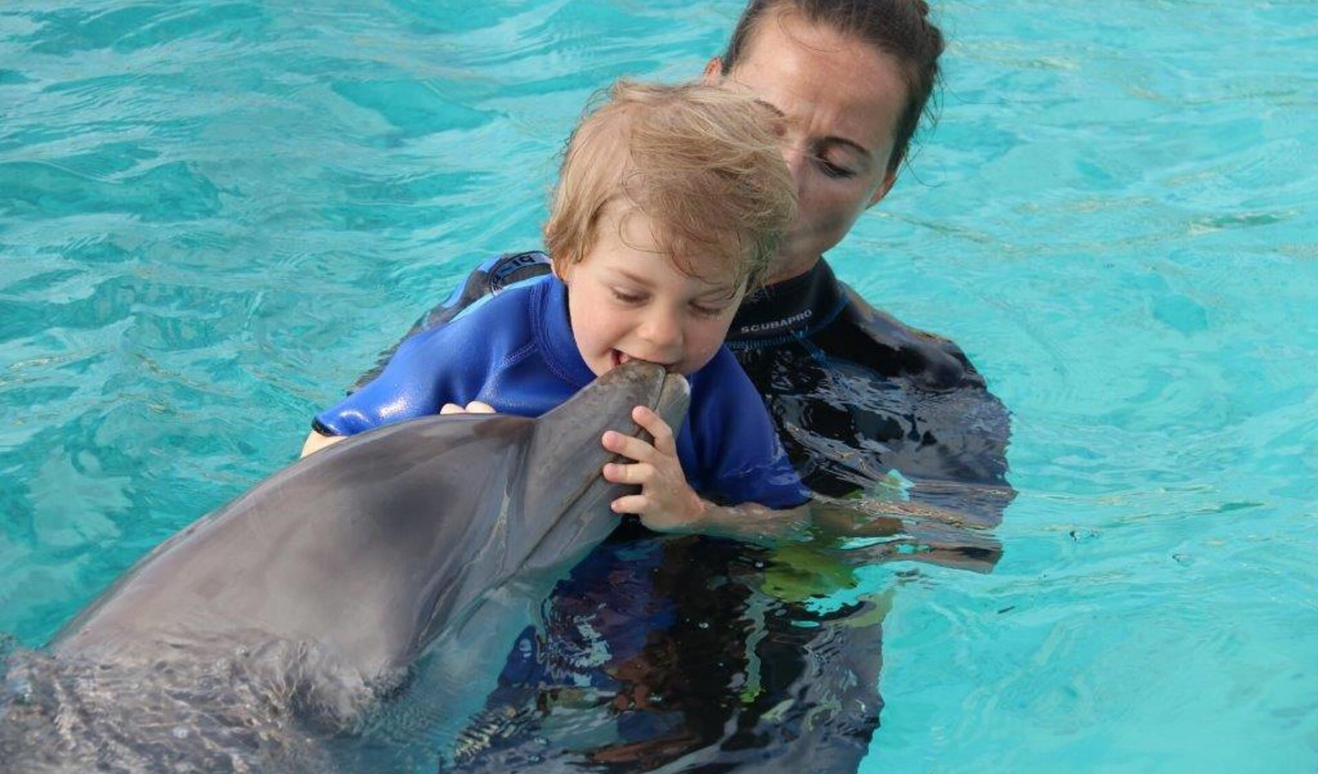 Stijn met zijn 'eigen' dolfijn Chabelita. (Foto: aangeleverd)
