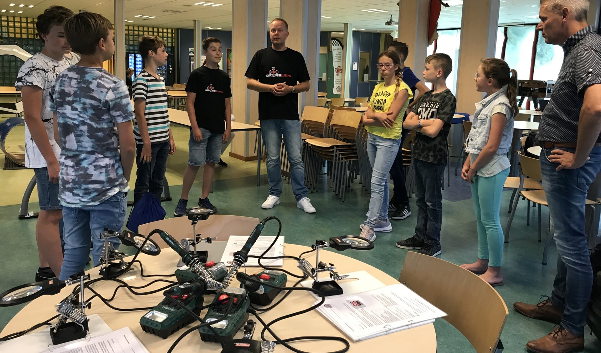 Rubin en zijn vader (midden) verzorgden voor de leerlingen een workshop 'drone bouwen'. (Foto: aangeleverd)