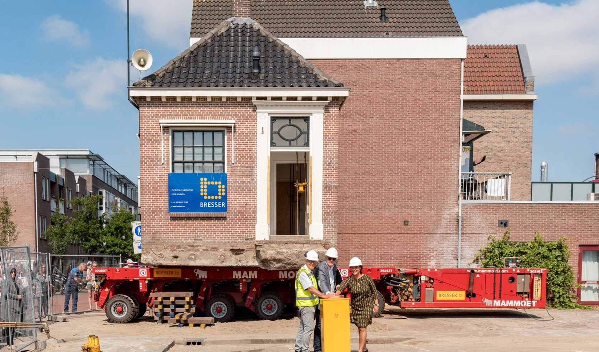 Het startmoment voor de verplaatsing van het huisje. V.l.n.r. Henry van Langeveld, Pieter Dooper en Eveline Tijmstra 