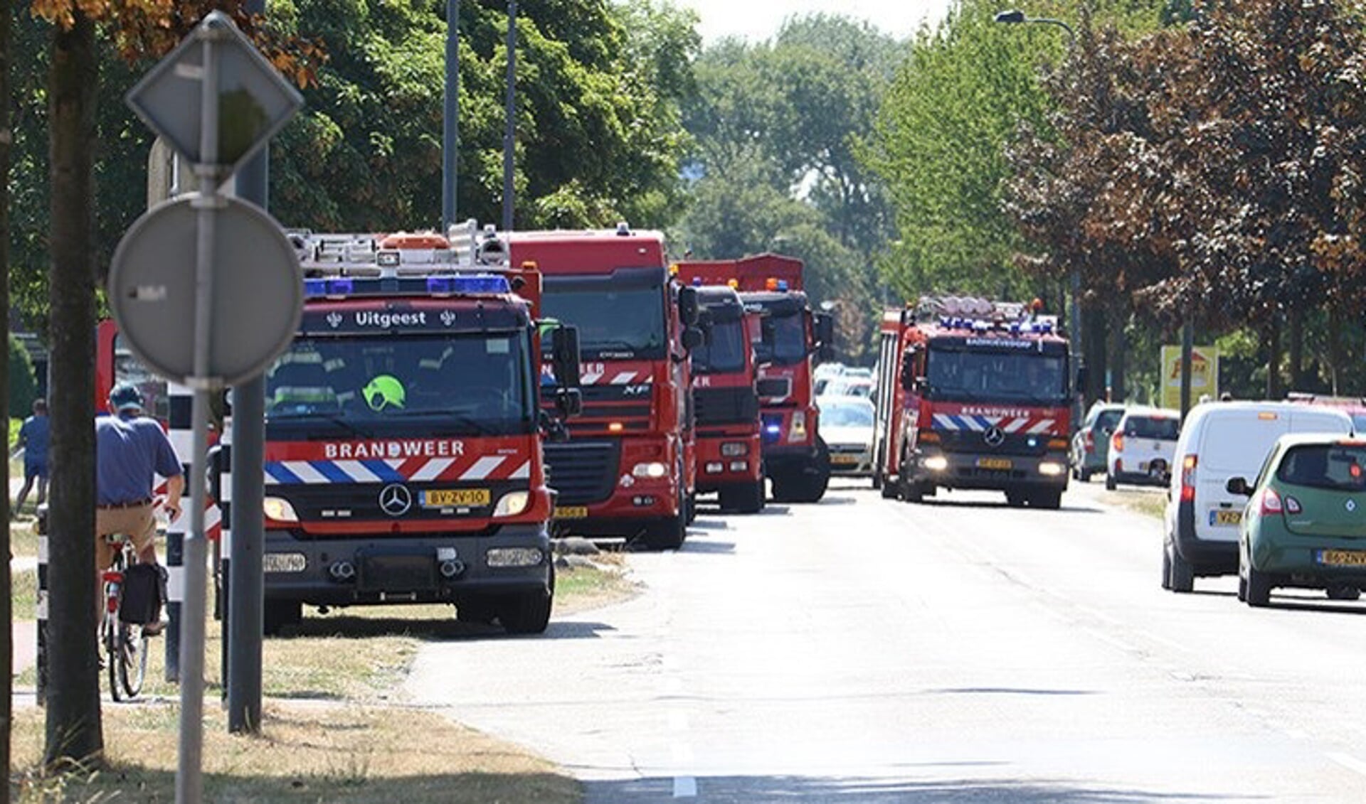 Veel brandweervoertuigen rijden richting duingebied van Heemskerk. (foto NH Nieuws Dennis Mantz)