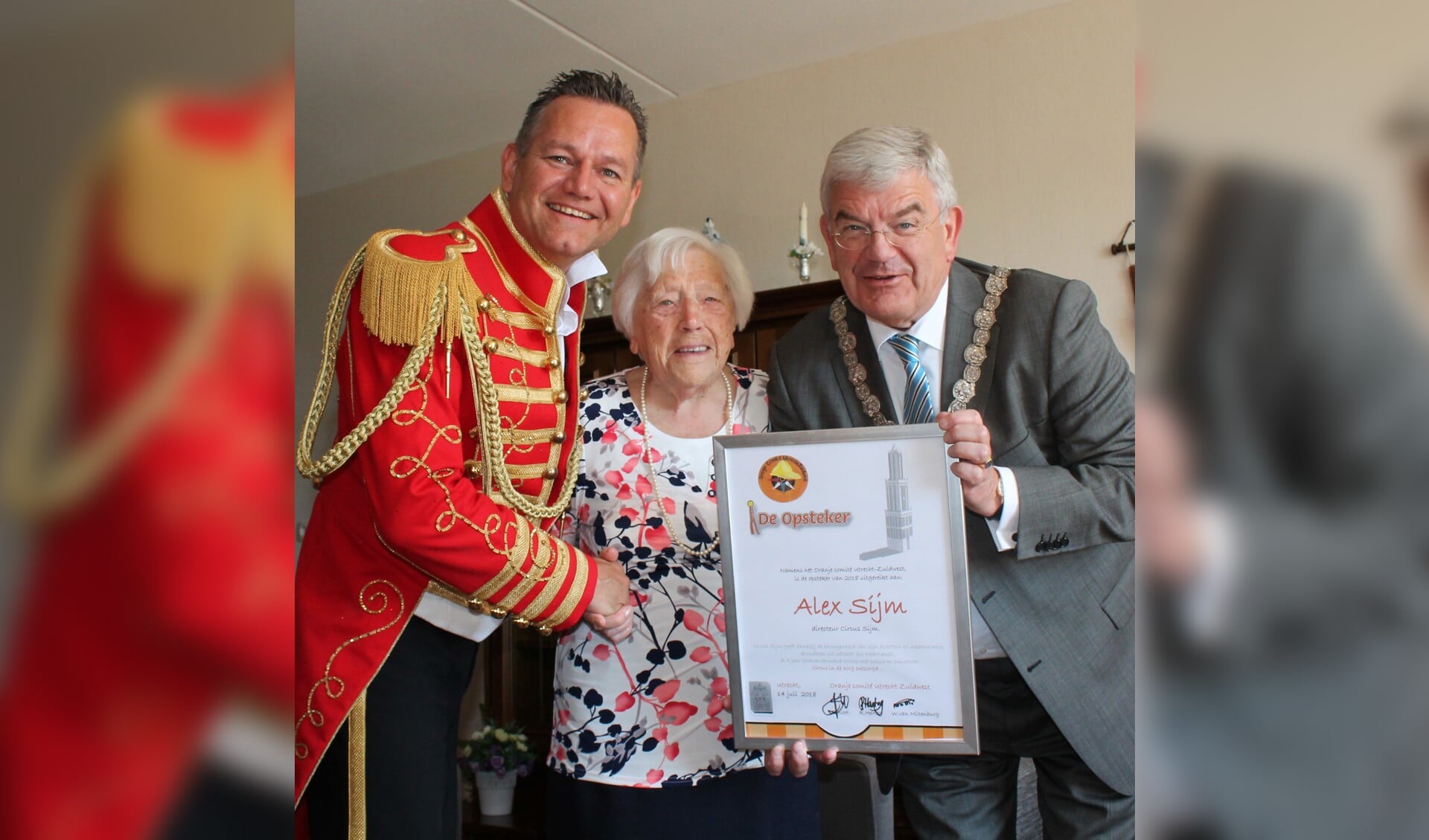 Als erkenning voor zijn werk ontving Alex Sijm uit handen van Utrechts burgemeester Jan van Zanen en de 102-jarige mevrouw Bennekom, De Opsteker van de Stad Utrecht. (Foto: aangeleverd)