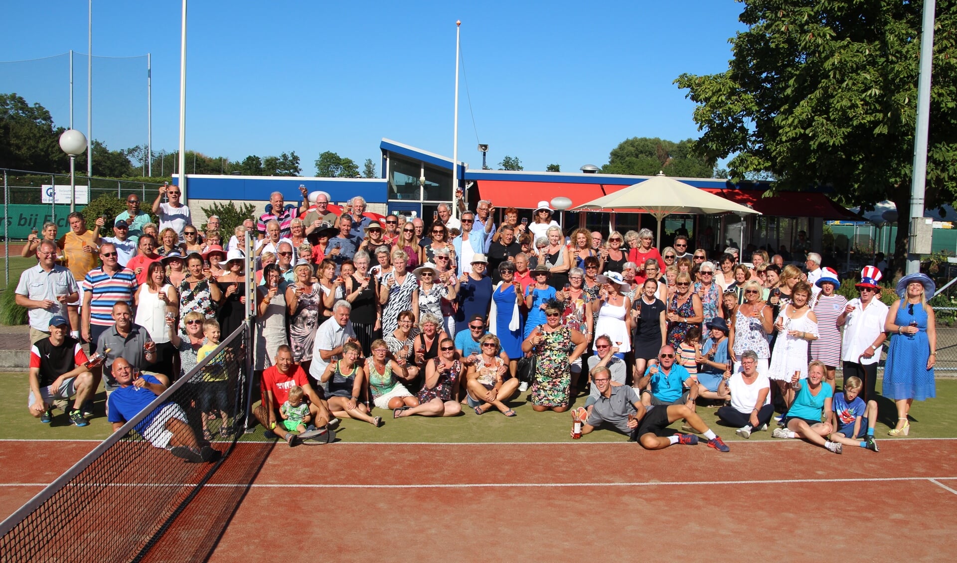 Mooi weer, hoge opkomst bij het Hoogzomer 2.0 Tennis- en Padeltoernooi. (Foto: Alwin Wijngaarde)