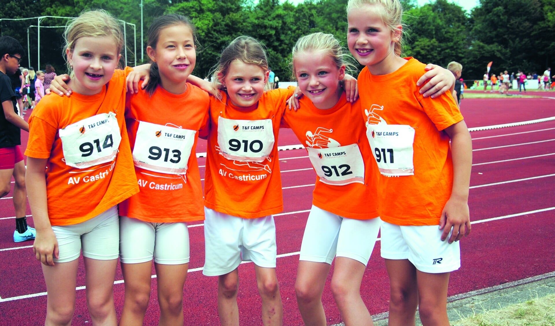 Het estafette-team meisjes pupillen C met Sara de Waard, Noa Popot, Elin Bernhard, en Robyn Besselink. Met als tweede van rechts ploeggenote Janne van der Meer.